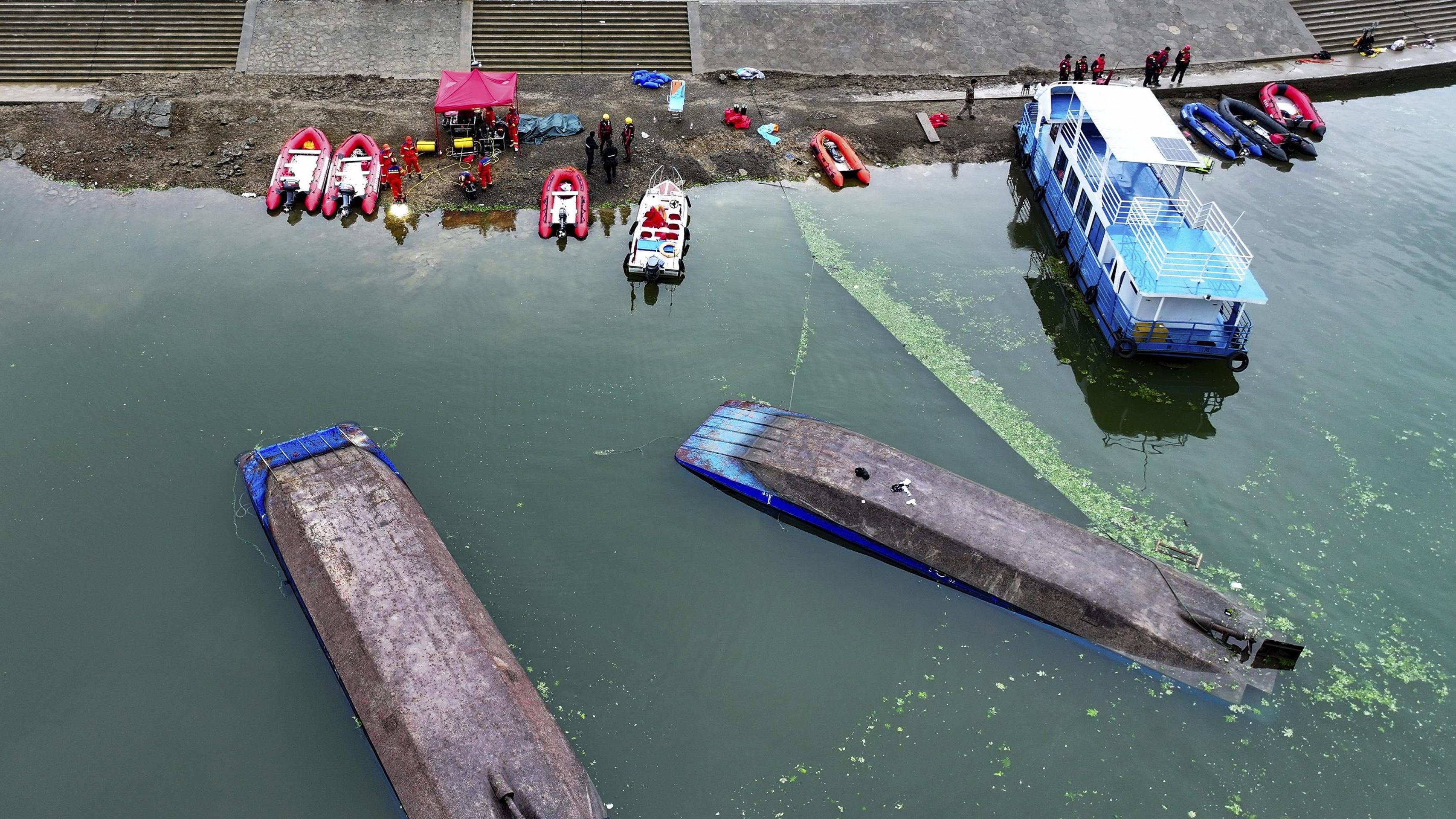 V Číne sa prevrátili lode s turistami