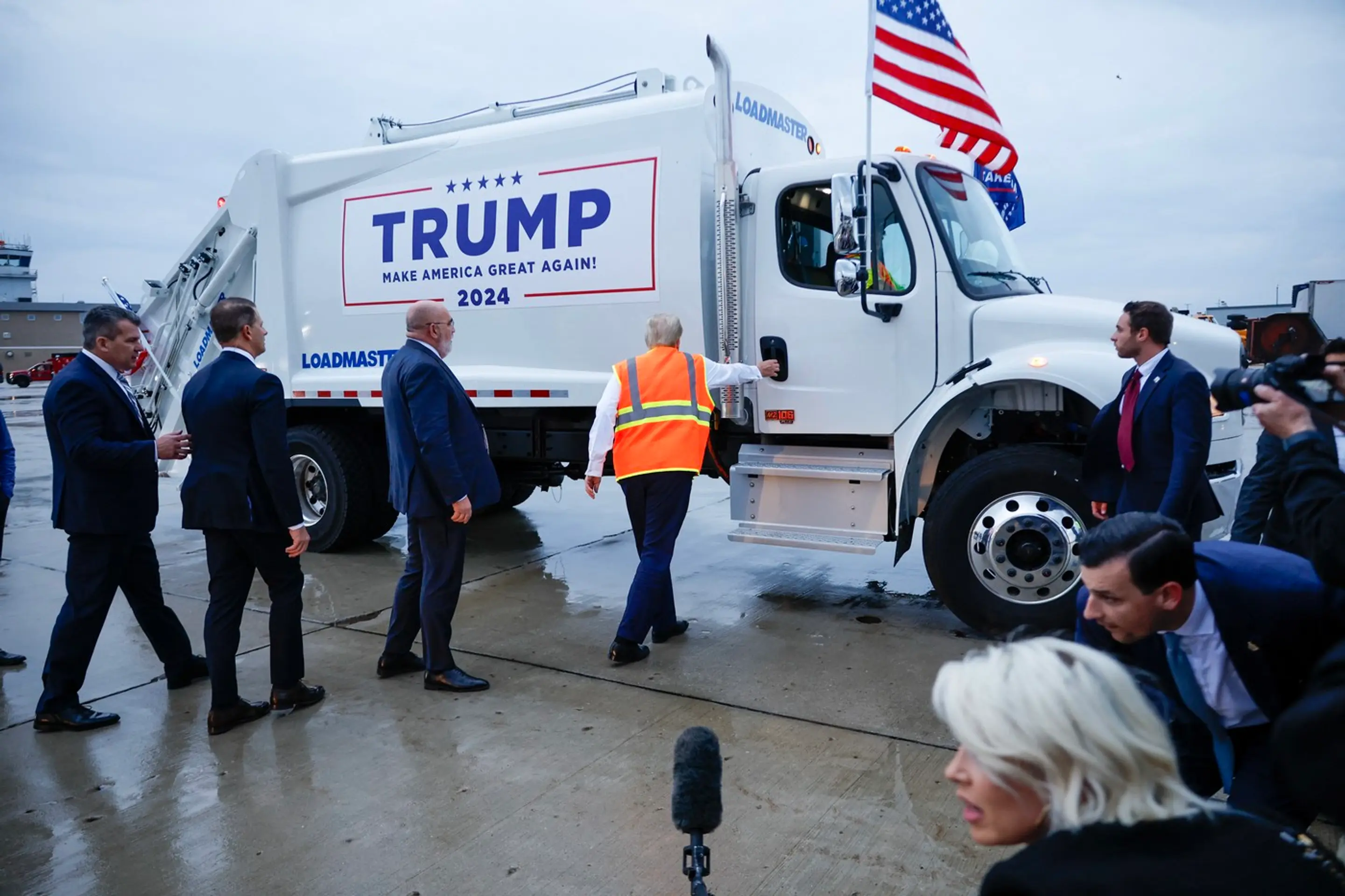 Donald Trump sa zahral na smetiara.