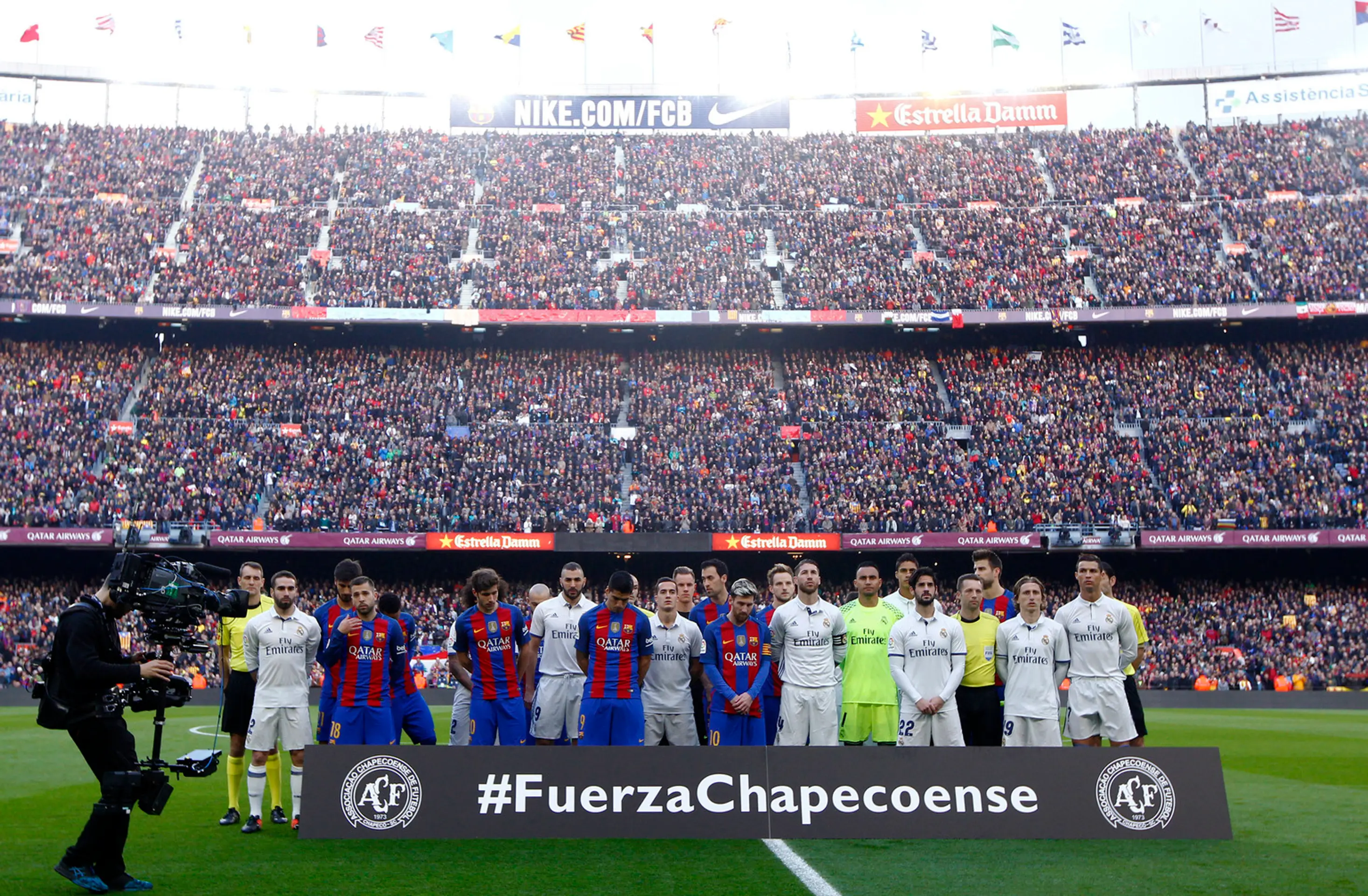 Hráči Barcelony a Realu Madrid si pred El Clásicom minútou ticha uctili pamiatku obetí leteckého nešťastia v Medellíne, v lietad