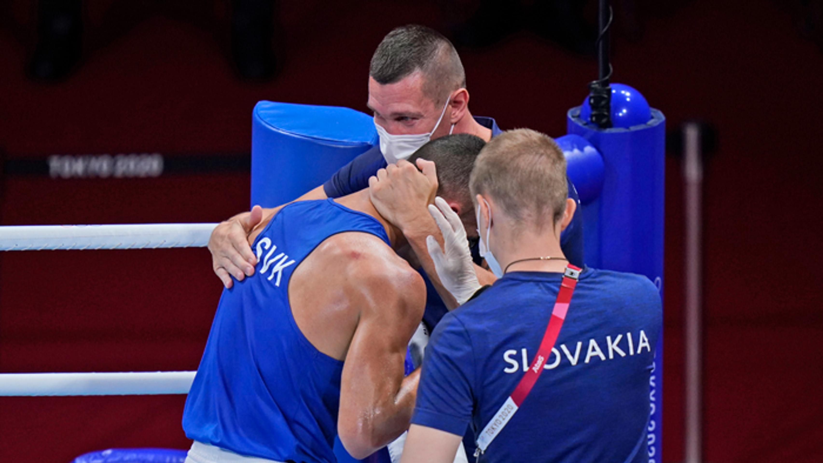 Andrej Csemez s trénerom Tomi Kid Kovácsom počas osemfinálne na OH v Tokiu.