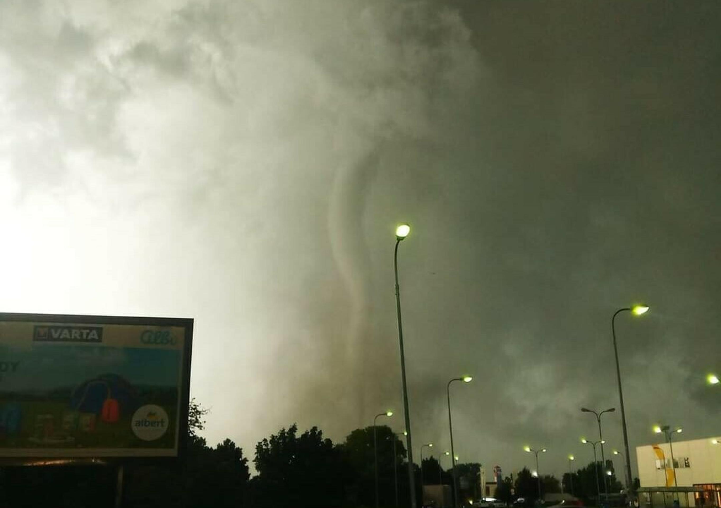 Tornádo v okrese Hodonín v Česku