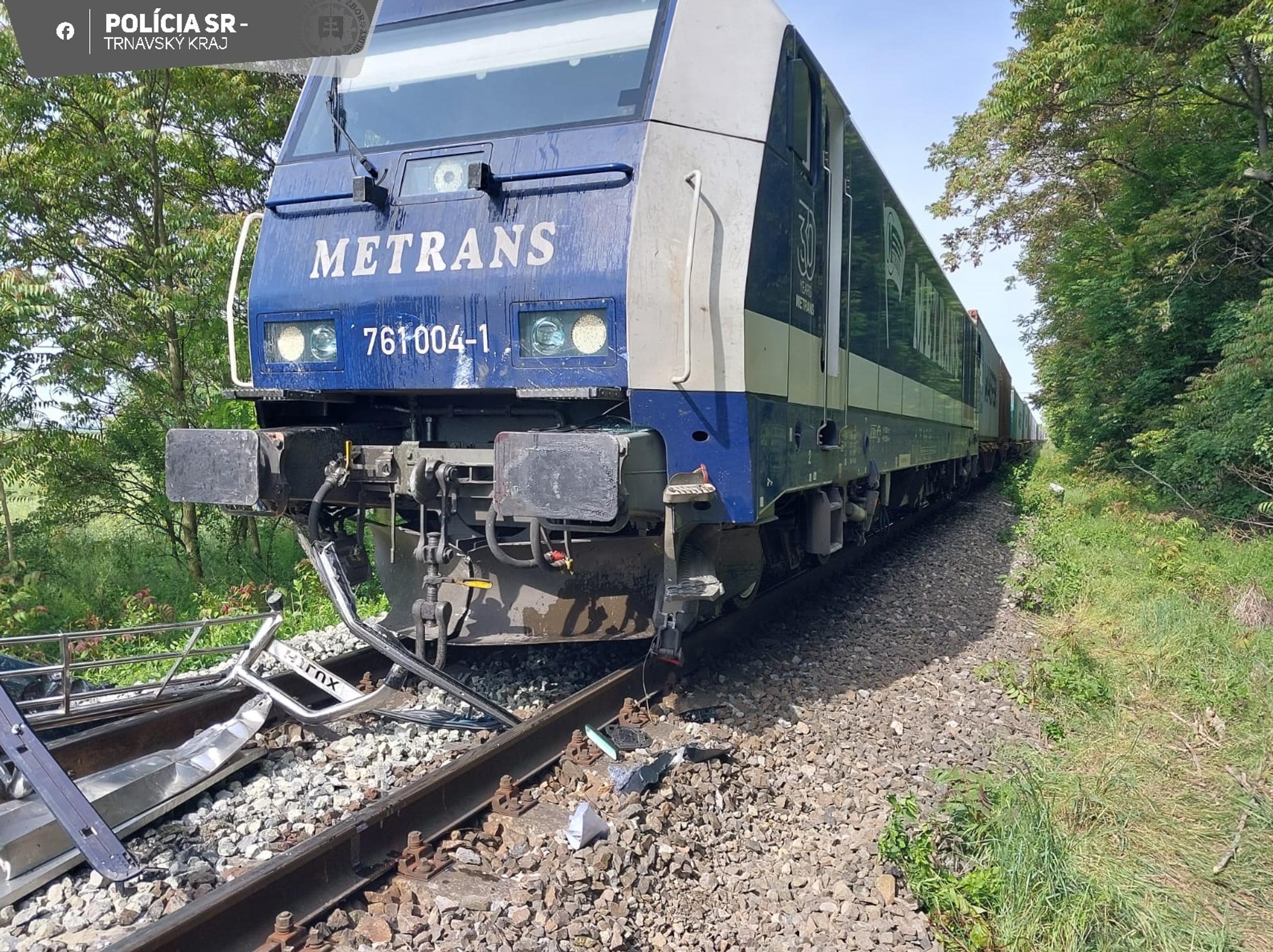 Zrážka vlaku a auta vo Veľkej Pake.