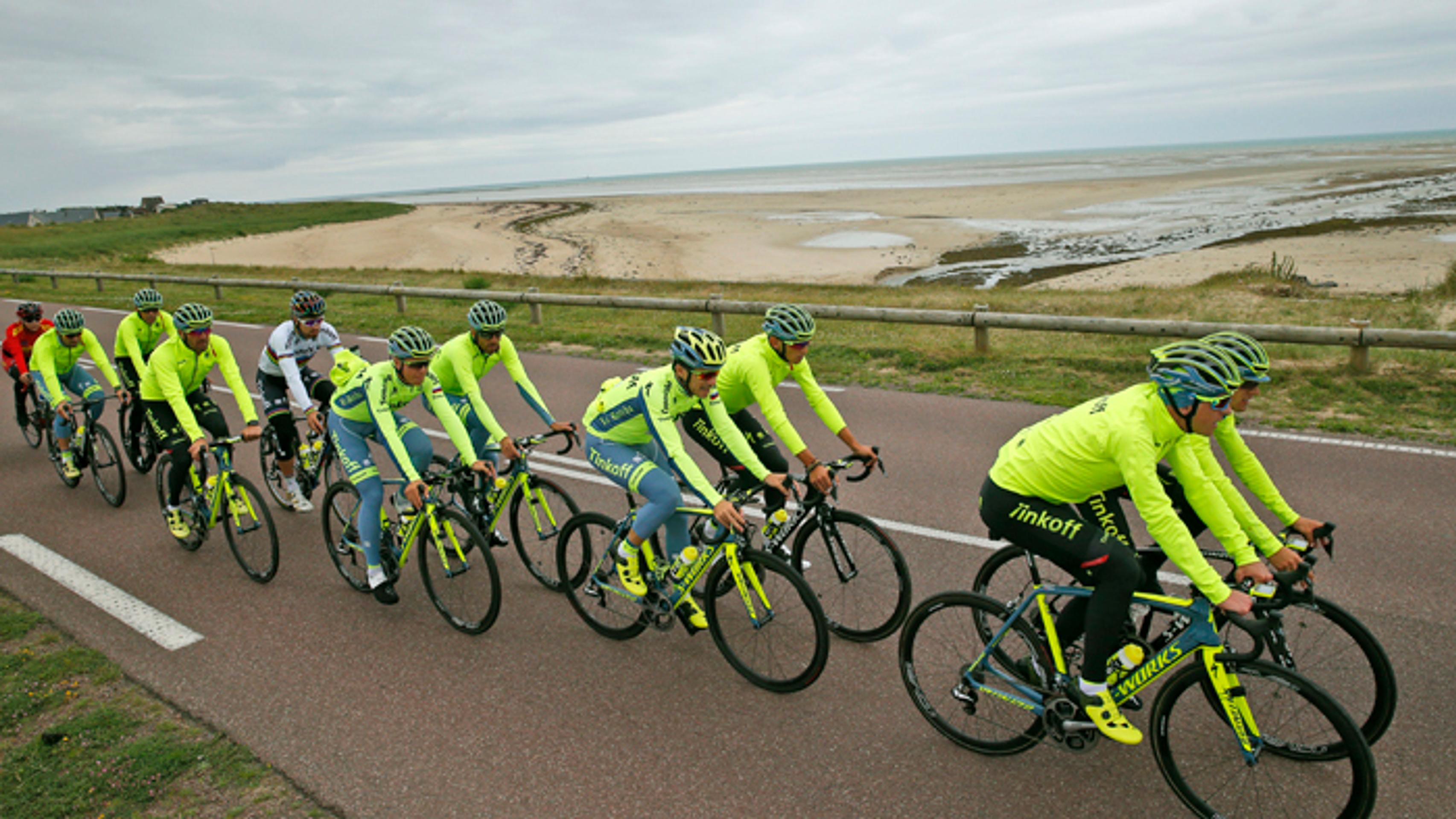 Tím Tinkoff počas tréningu deň pred začiatkom tohtoročných pretekov Tour de France.