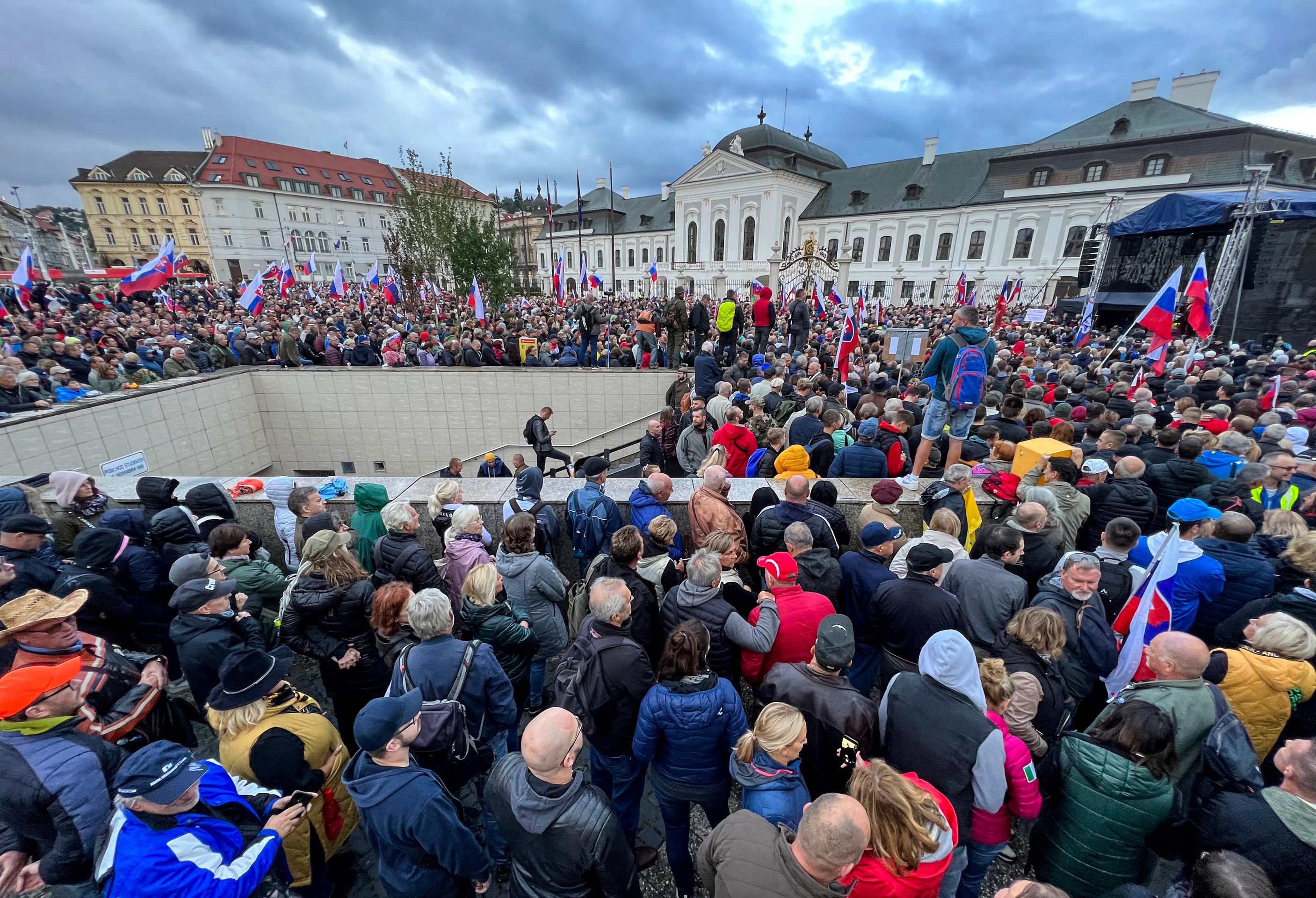 Účastníci protivládneho stretnutia občanov SR na Hodžovom námestí 20. septembra 2022 v Bratislave.