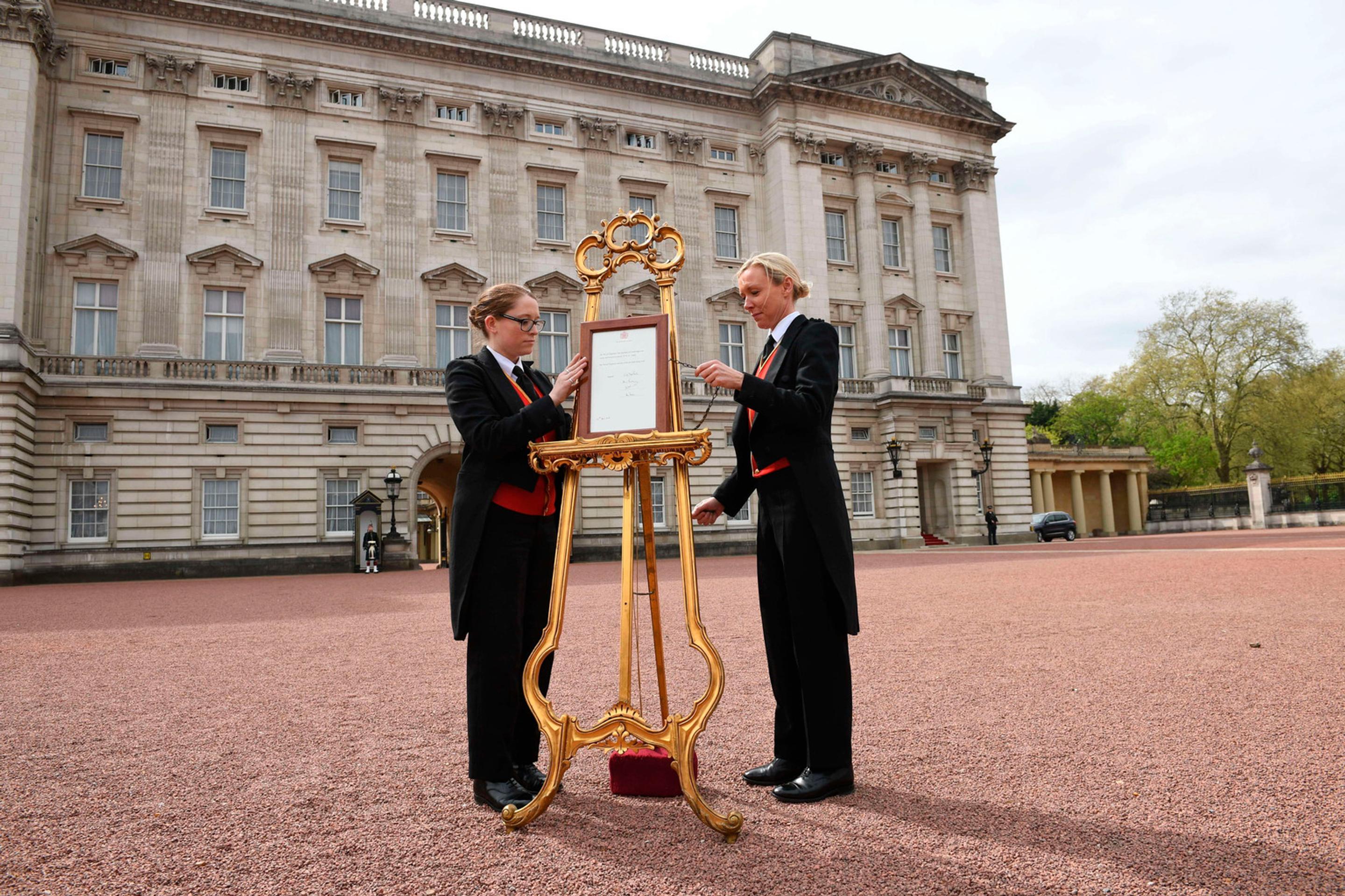 Oficiálny list, v ktorom potvrdili správu o narodení kráľovského dieťaťa, vystavili pred Buckinghamský palác na ornamentálny zla