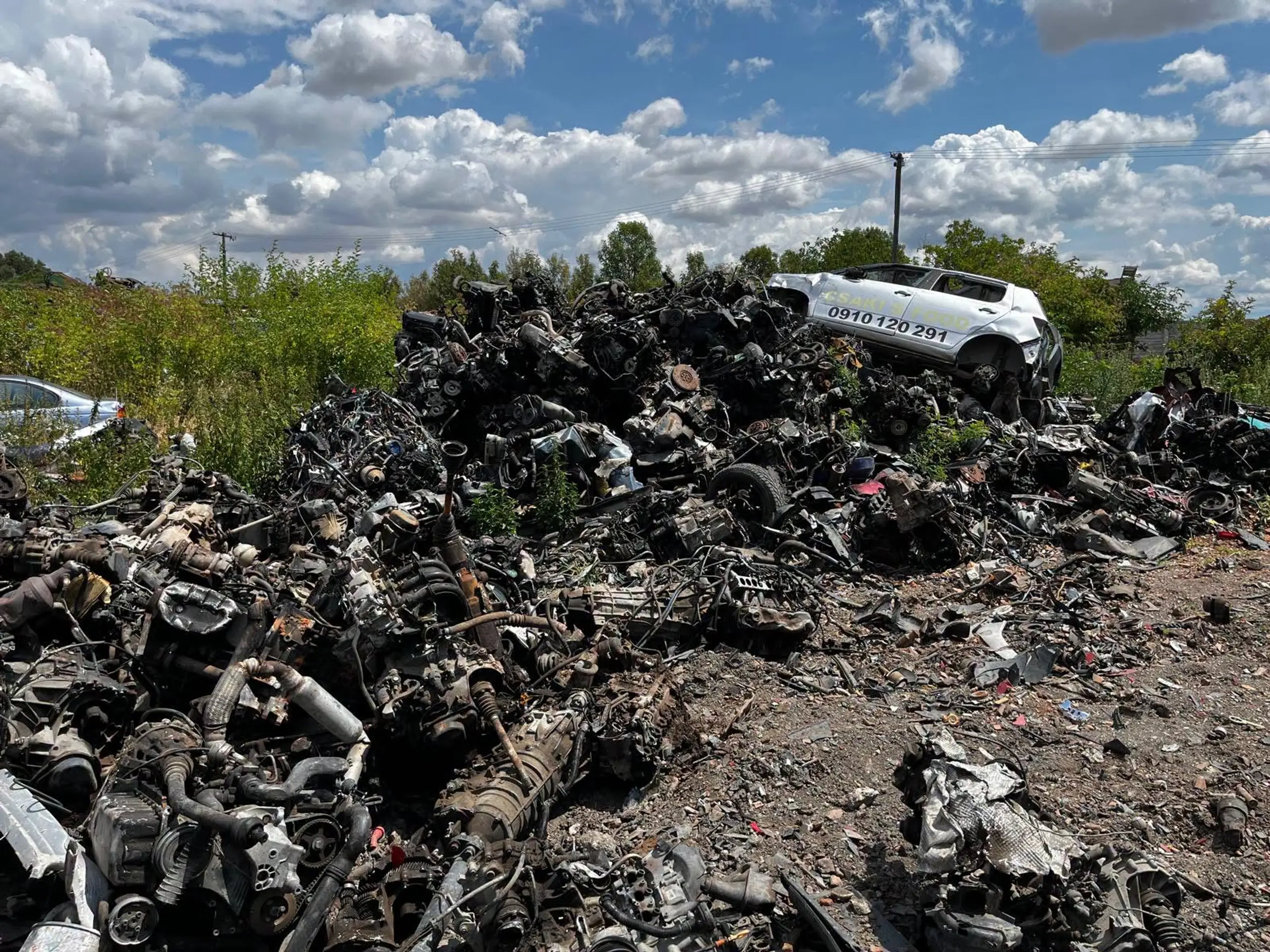 Enviropolícia preveruje pri Komárne nelegálny odpad zo starých áut.
