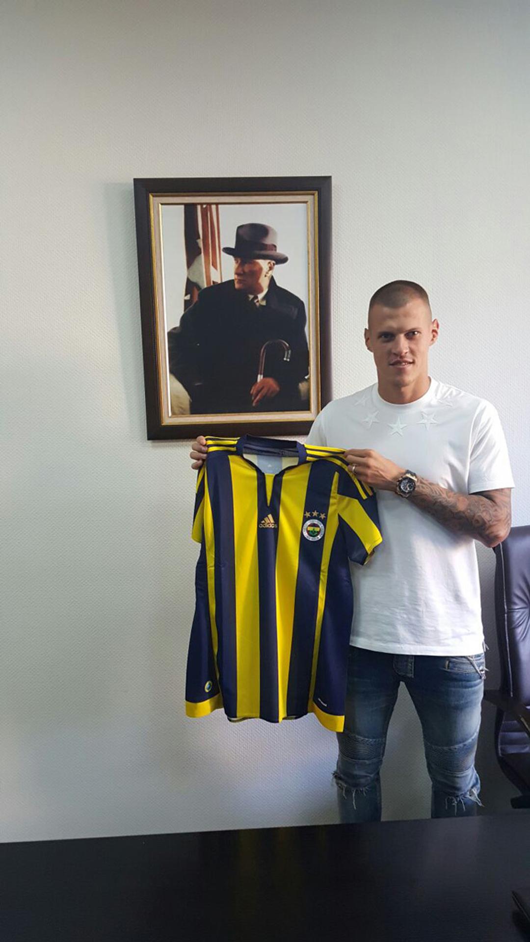 Martin Škrtel s dresom Fenerbahce Istanbul.