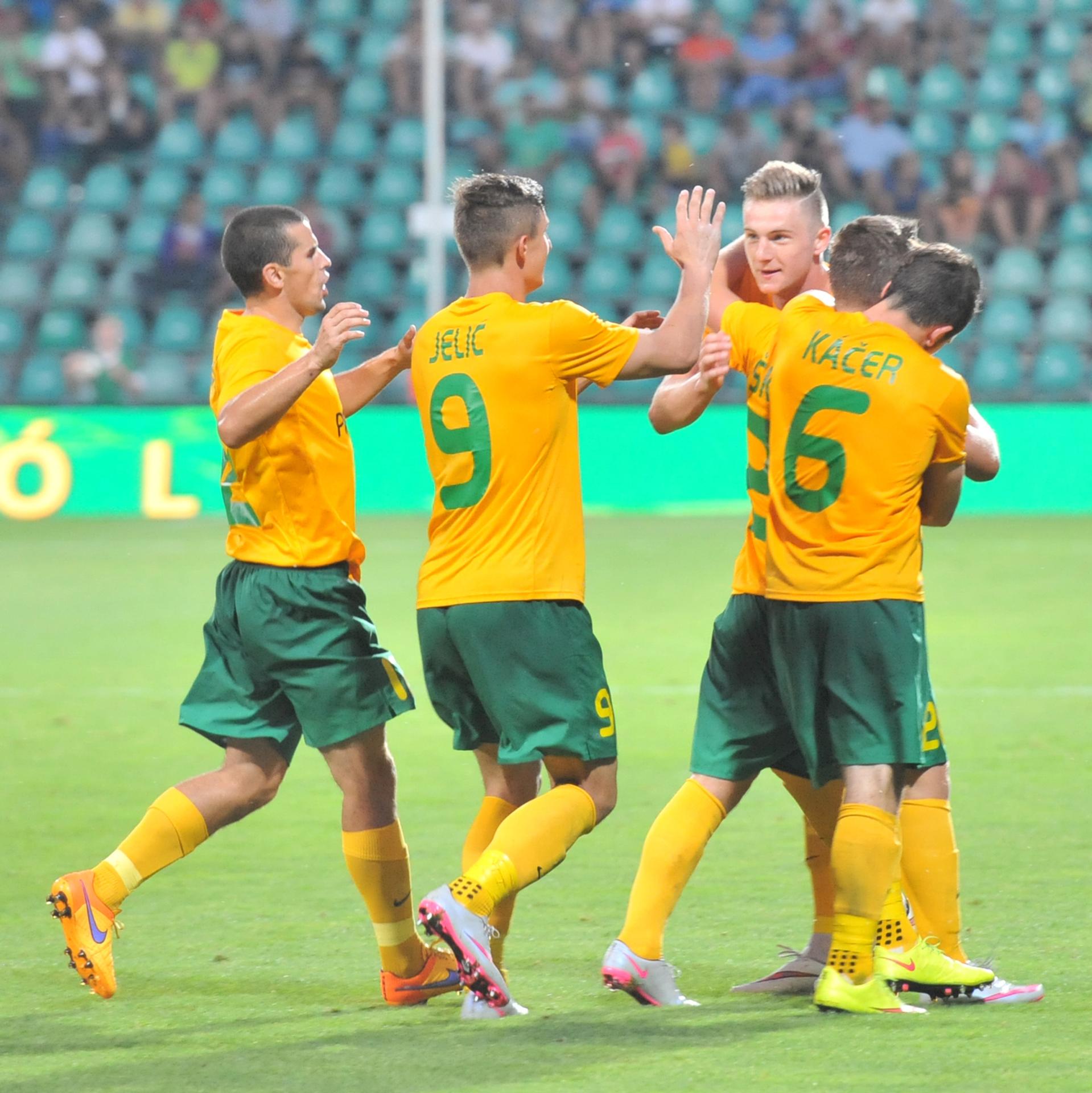 Gólová radosť hráčov Žiliny, tretí gól proti  Dacia Kišiňov zaznamenal Michal Škvarka (druhý sprava).