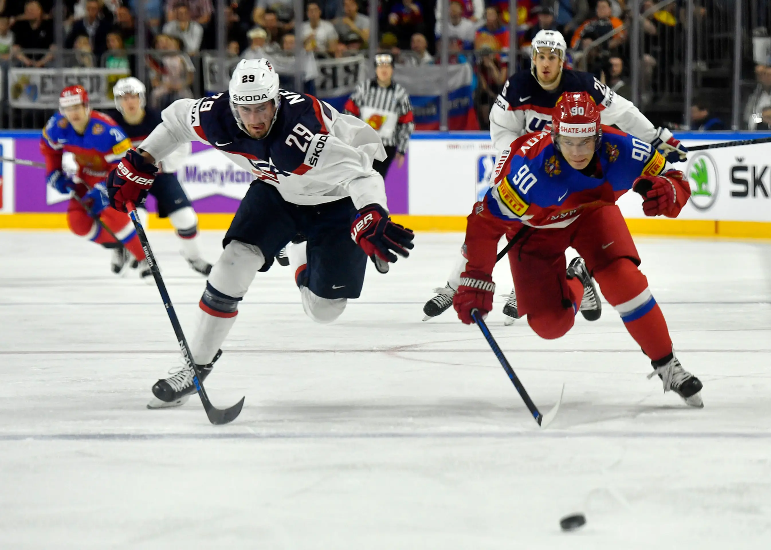 Brock Nelson (vľavo) z USA súperí o puk s Rusom Vladislavom Namestnikovom v zápase MS 2017.