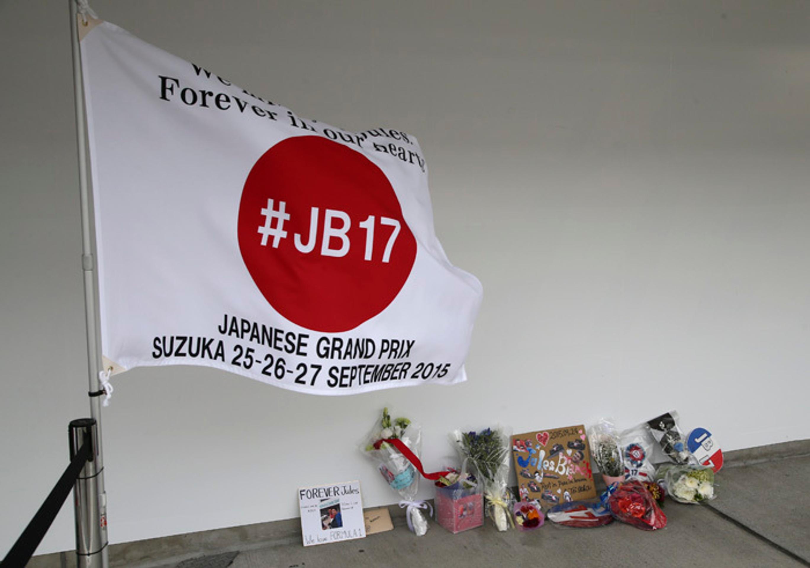 Pri garáži stajne Marussia v Suzuke začali pribúdať kvety a spomienkové predmety.