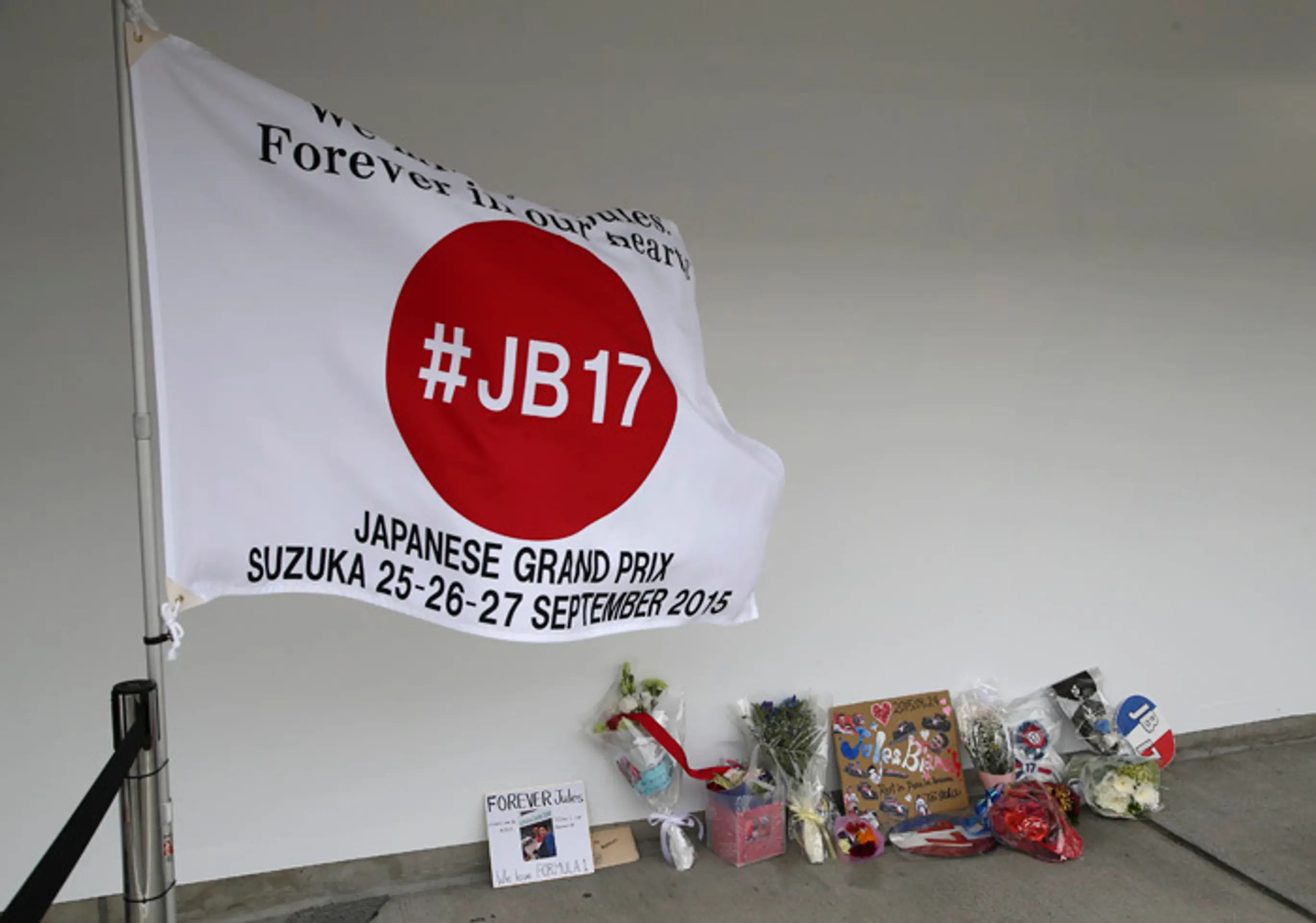 Pri garáži stajne Marussia v Suzuke začali pribúdať kvety a spomienkové predmety.