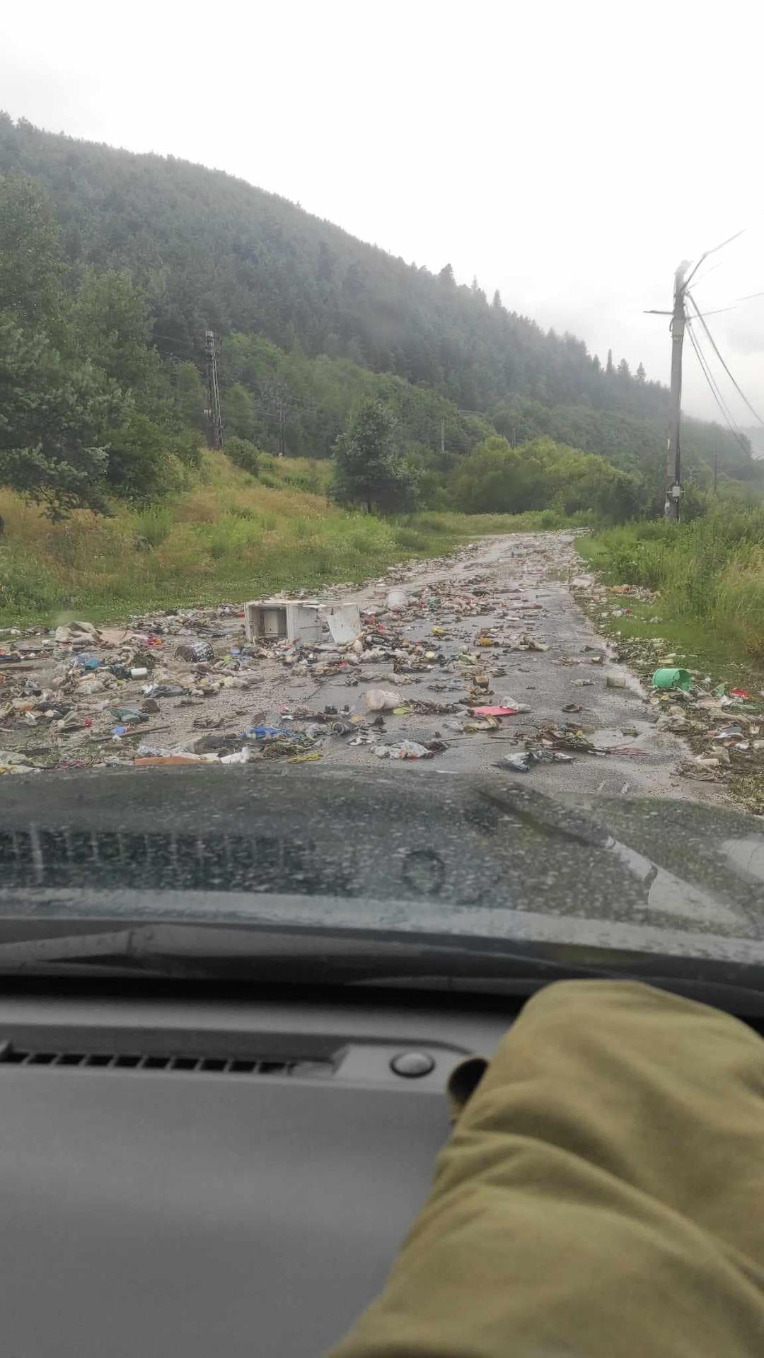 Odpad zo skládky berie dažďová voda.