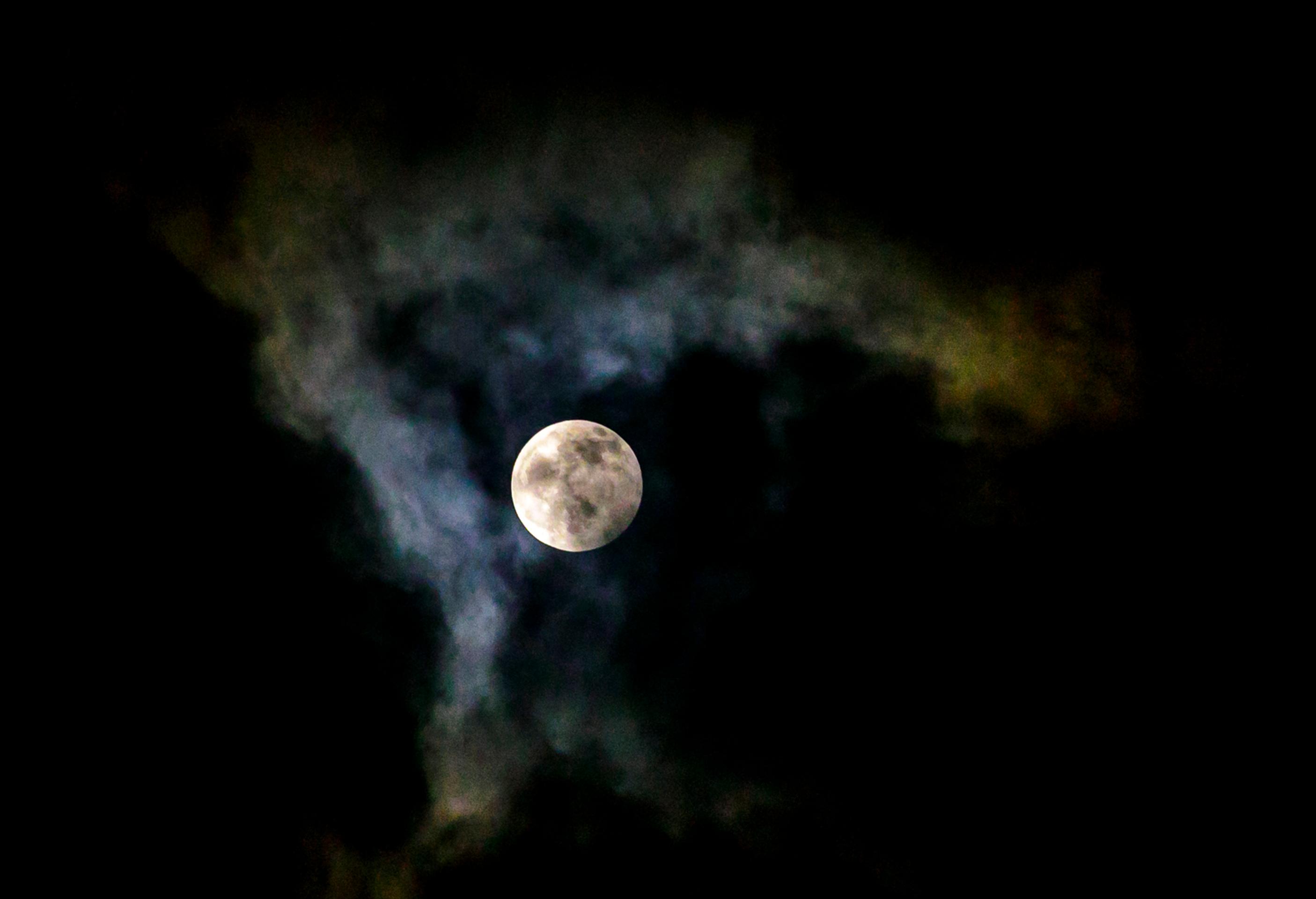 Na snímke Mesiac, ktorý vstúpil v prvom tohtoročnom splne do polotieňového zatmenia.