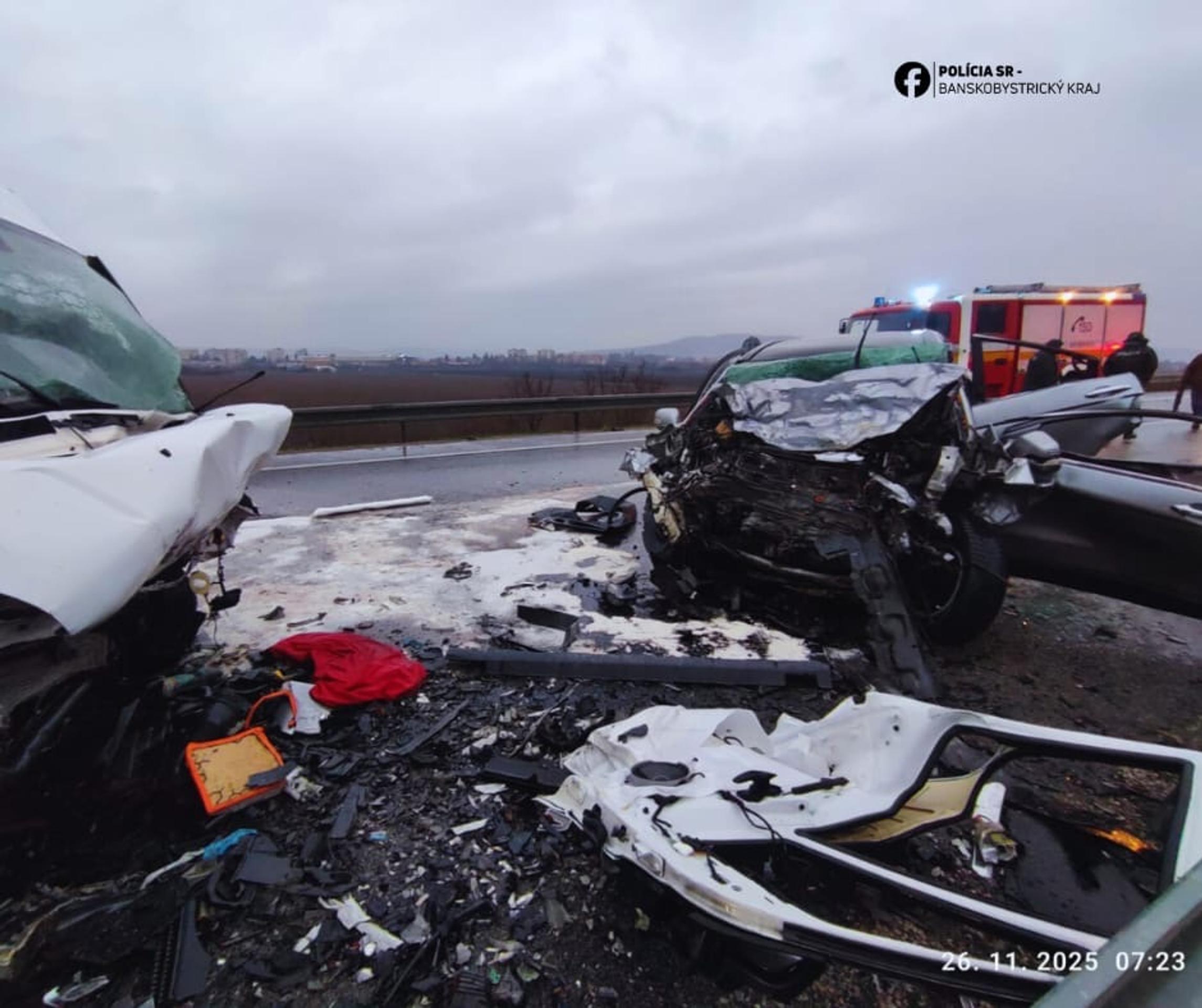 Po čelnej zrážke zomrel vodič.