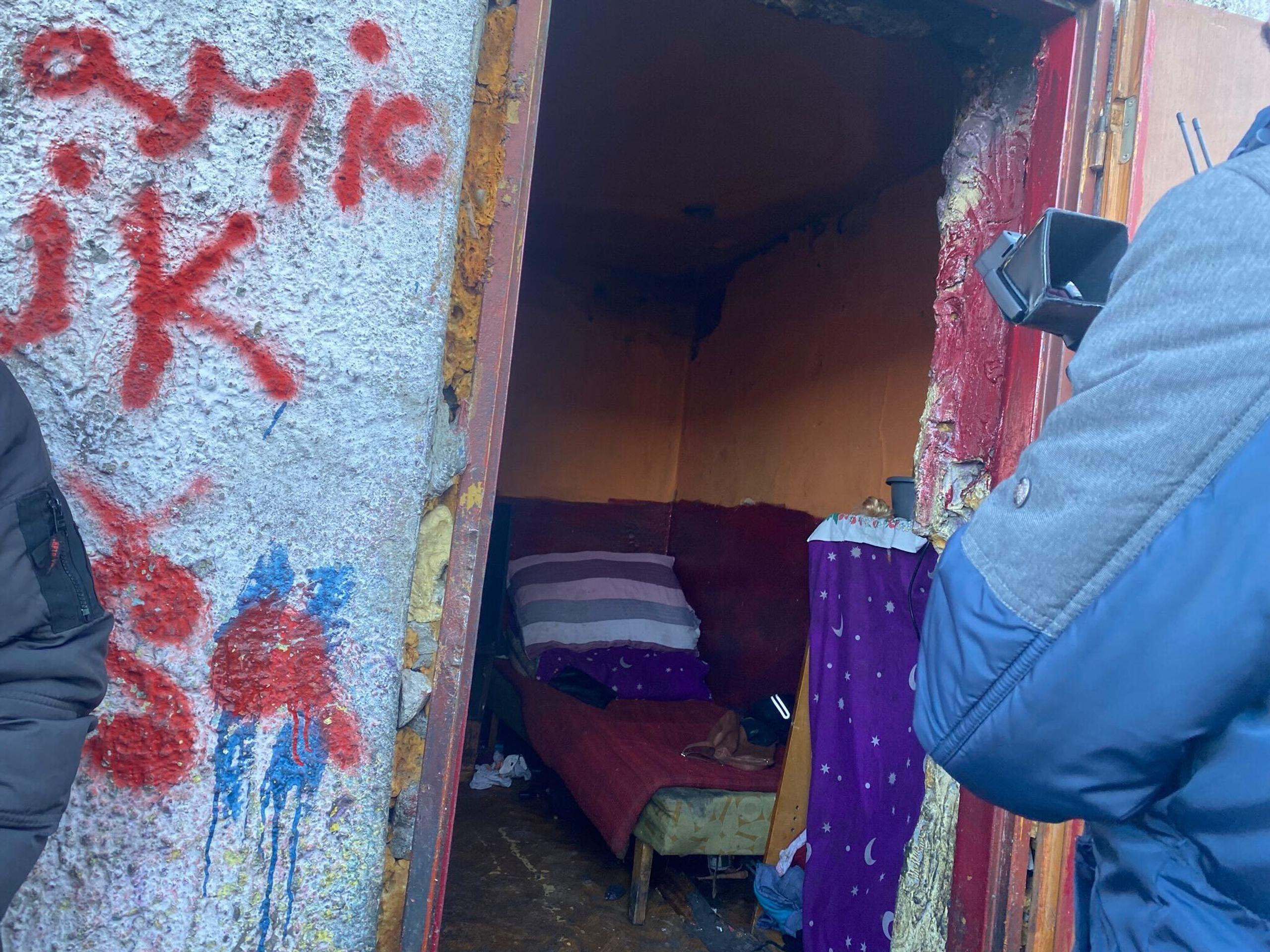 Nešťastie sa stalo pri zárubni v tomto dome.