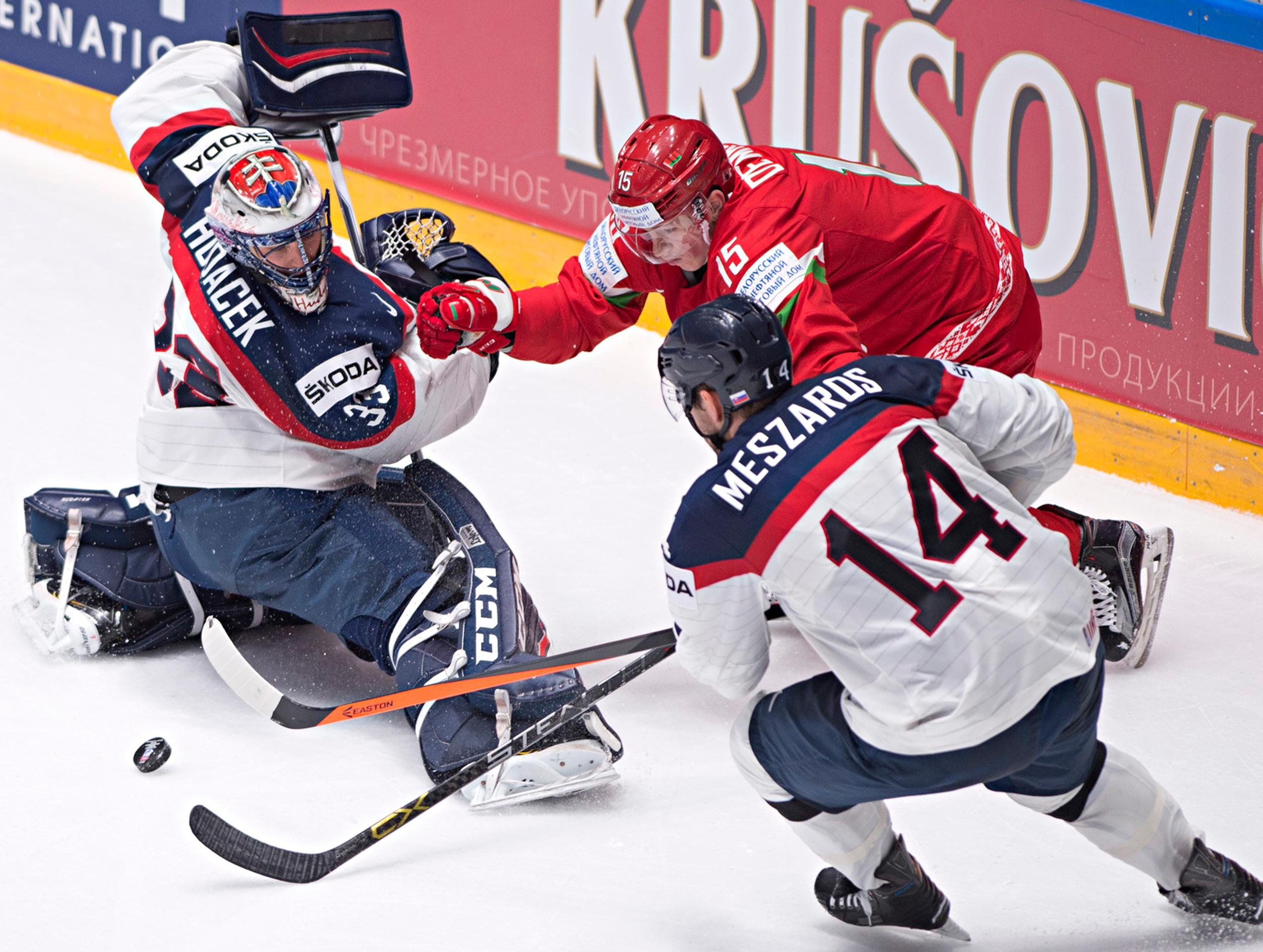 Július Hudáček, vpravo Andrej Meszároš a uprostred Arťom Demkov v zápase Slovensko - Bielorusko.