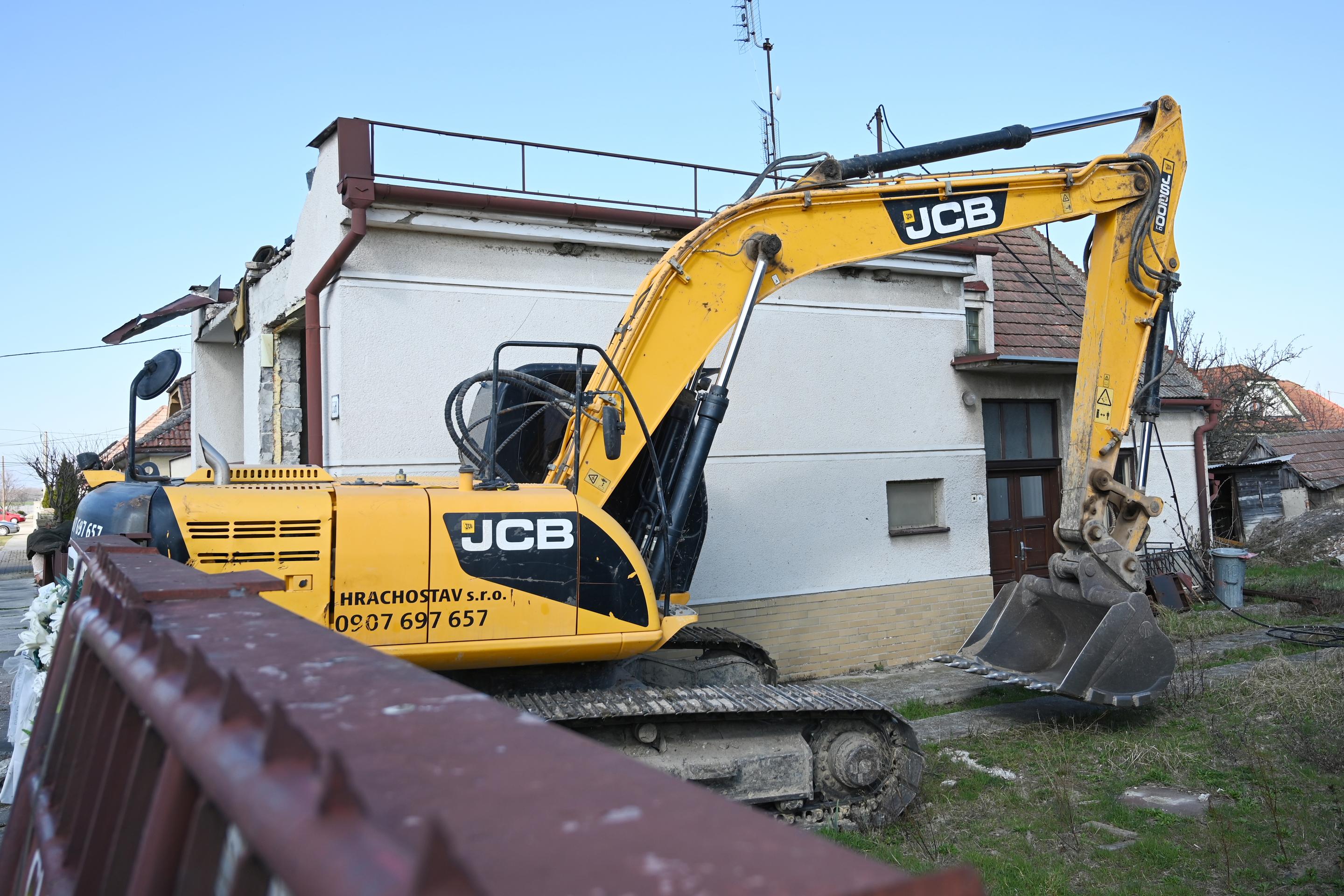 Búracie práce na pozemku s domom zavraždeného novinára Jána Kuciaka a jeho snúbenice Martiny Kušníkovej vo Veľkej Mači.