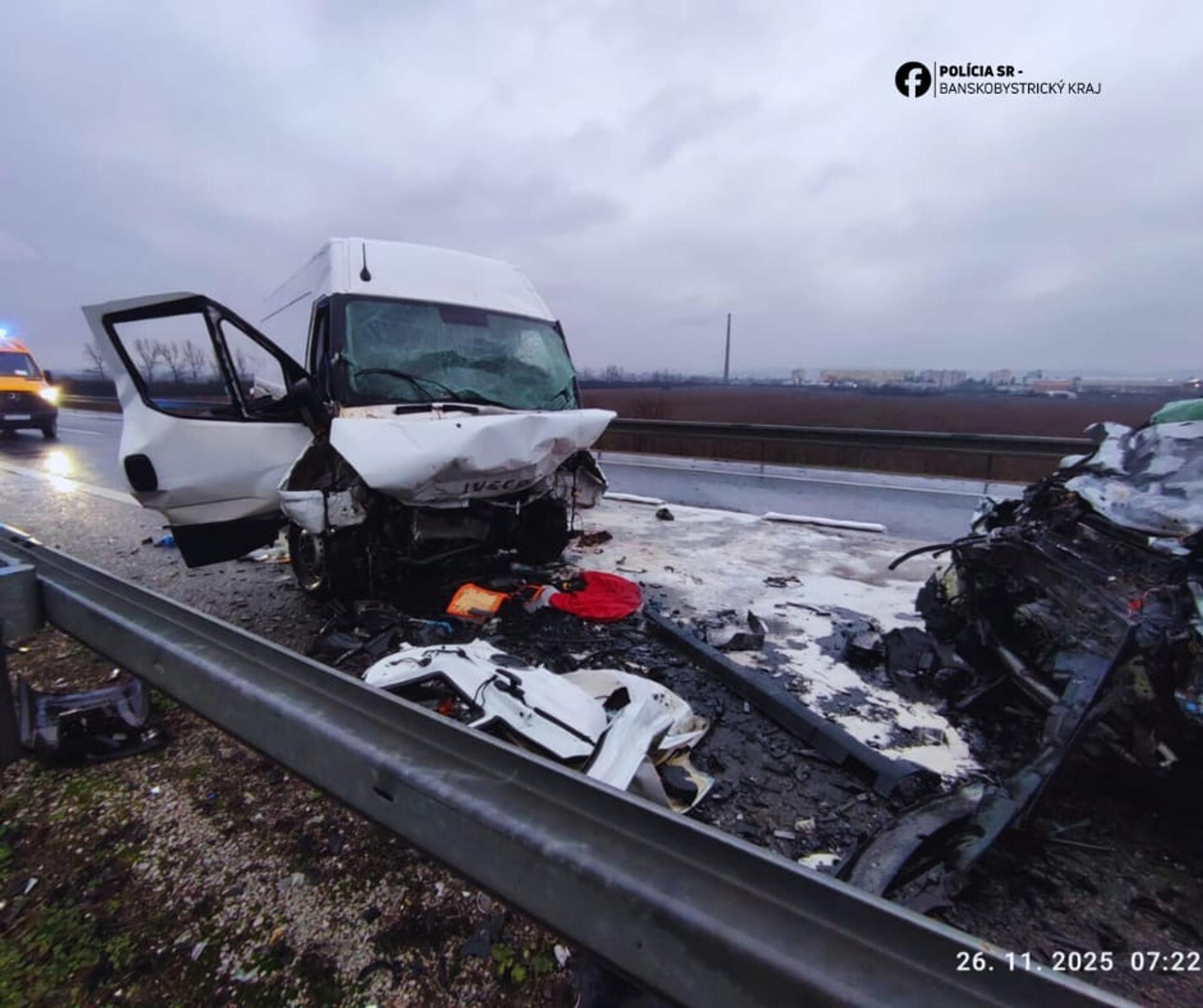 Po čelnej zrážke zomrel vodič.