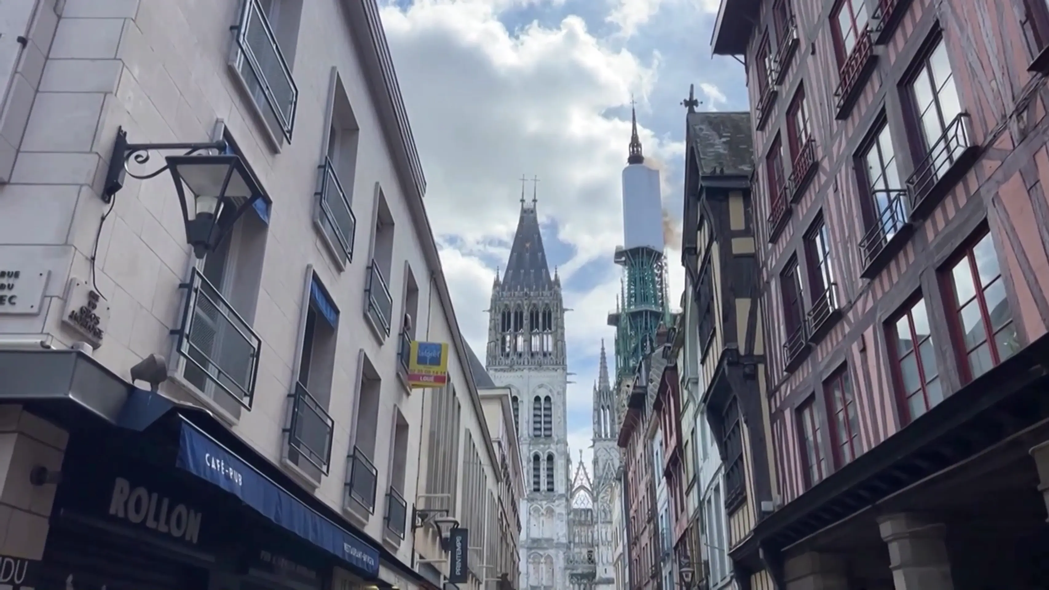 Požiar katedrály v meste Rouen