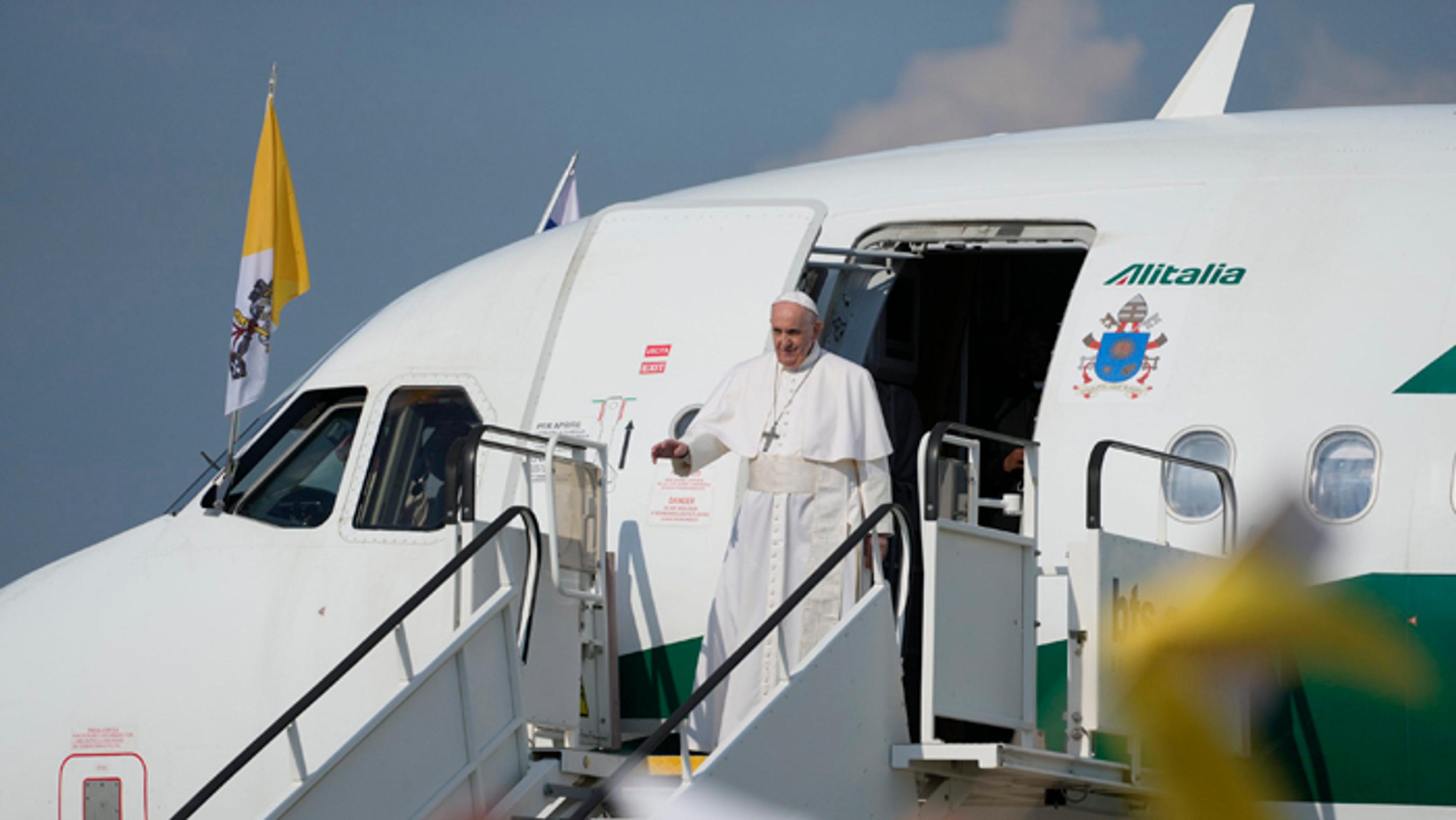 Pápež František na letisku v Bratislave.