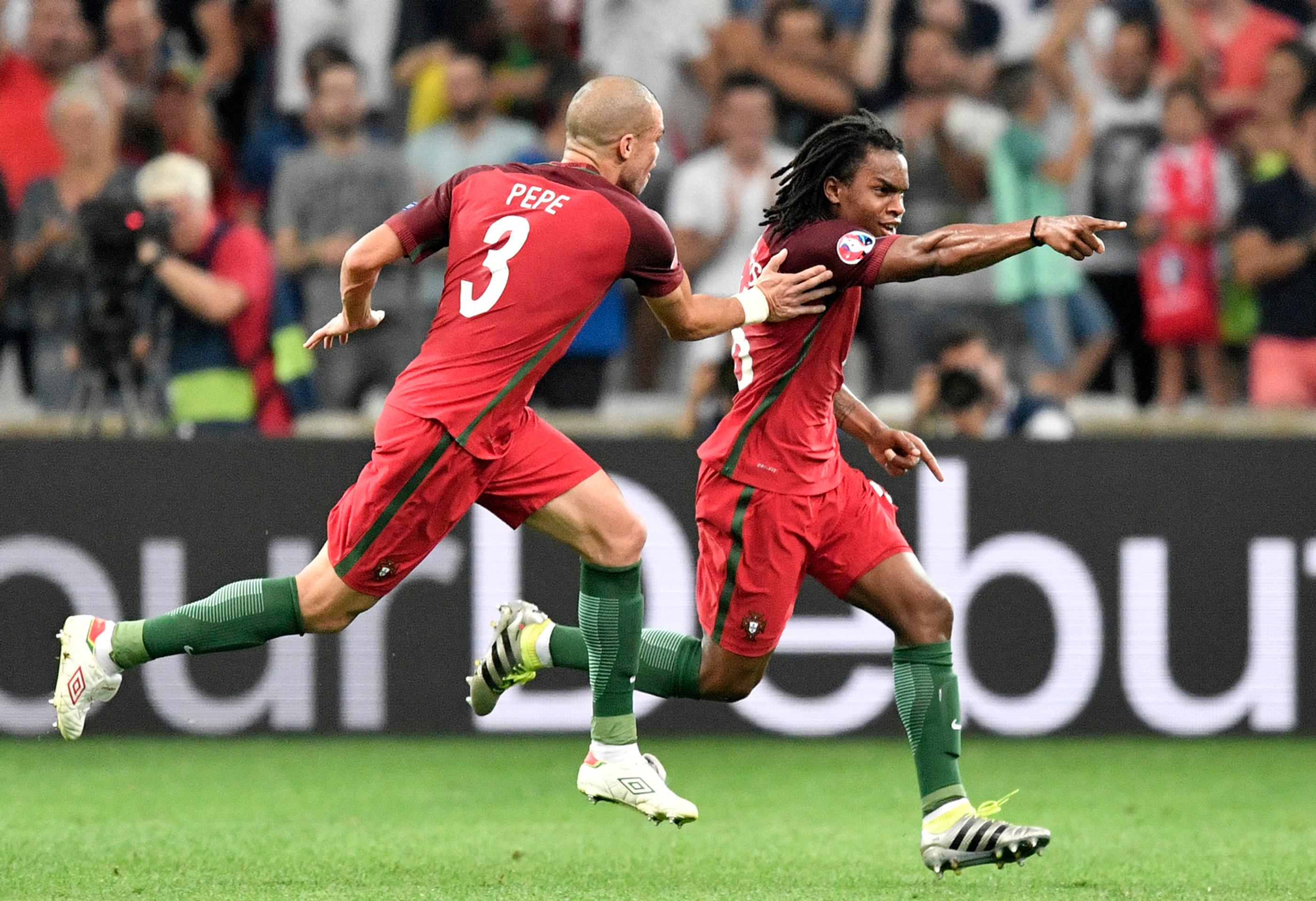 Portugalčan Renato Sanches (vpravo) sa teší po strelení vyrovnávajúceho gólu proti Poľsku na ME.