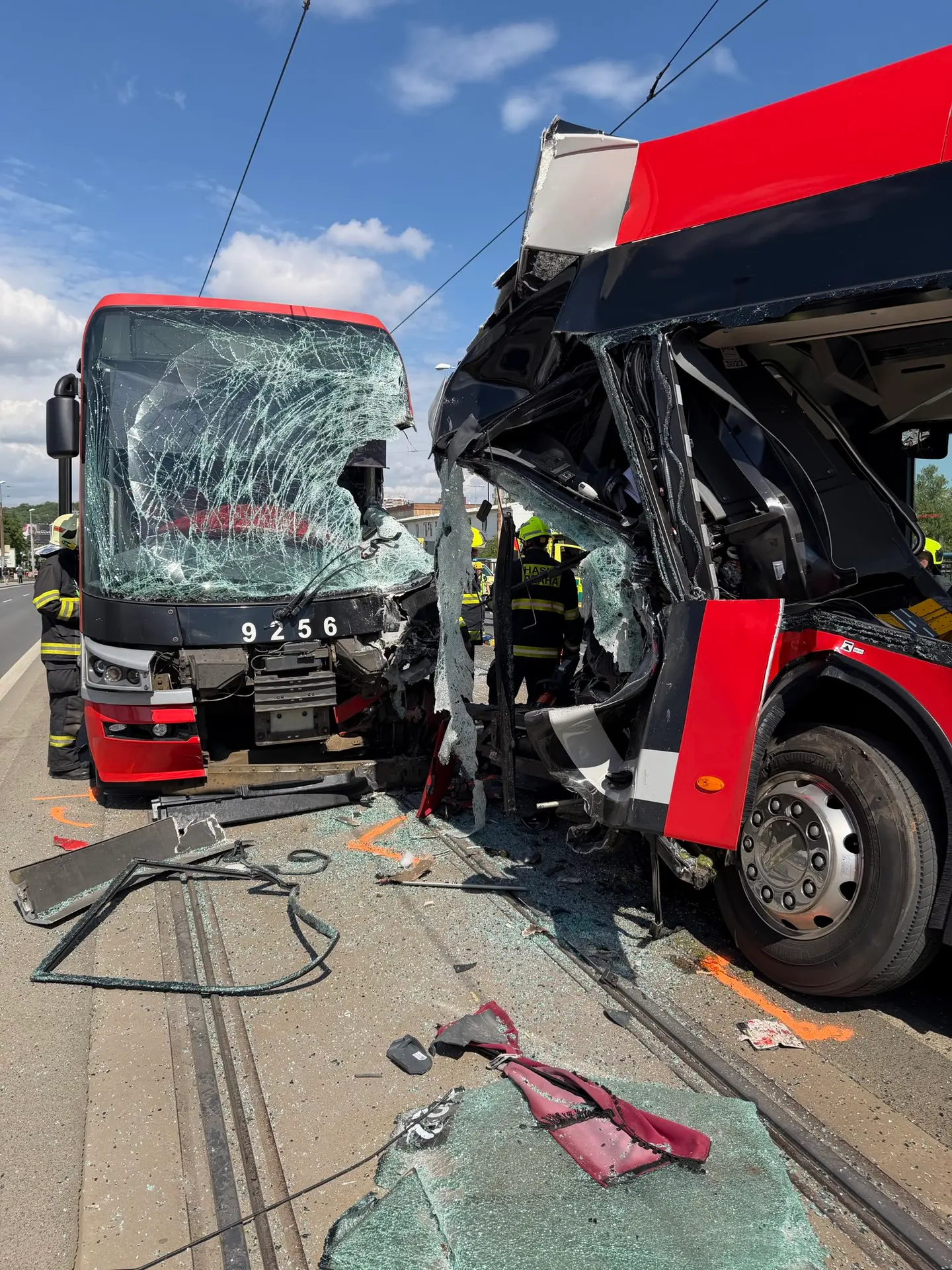 Zrážka električky s autobusom v Prahe.