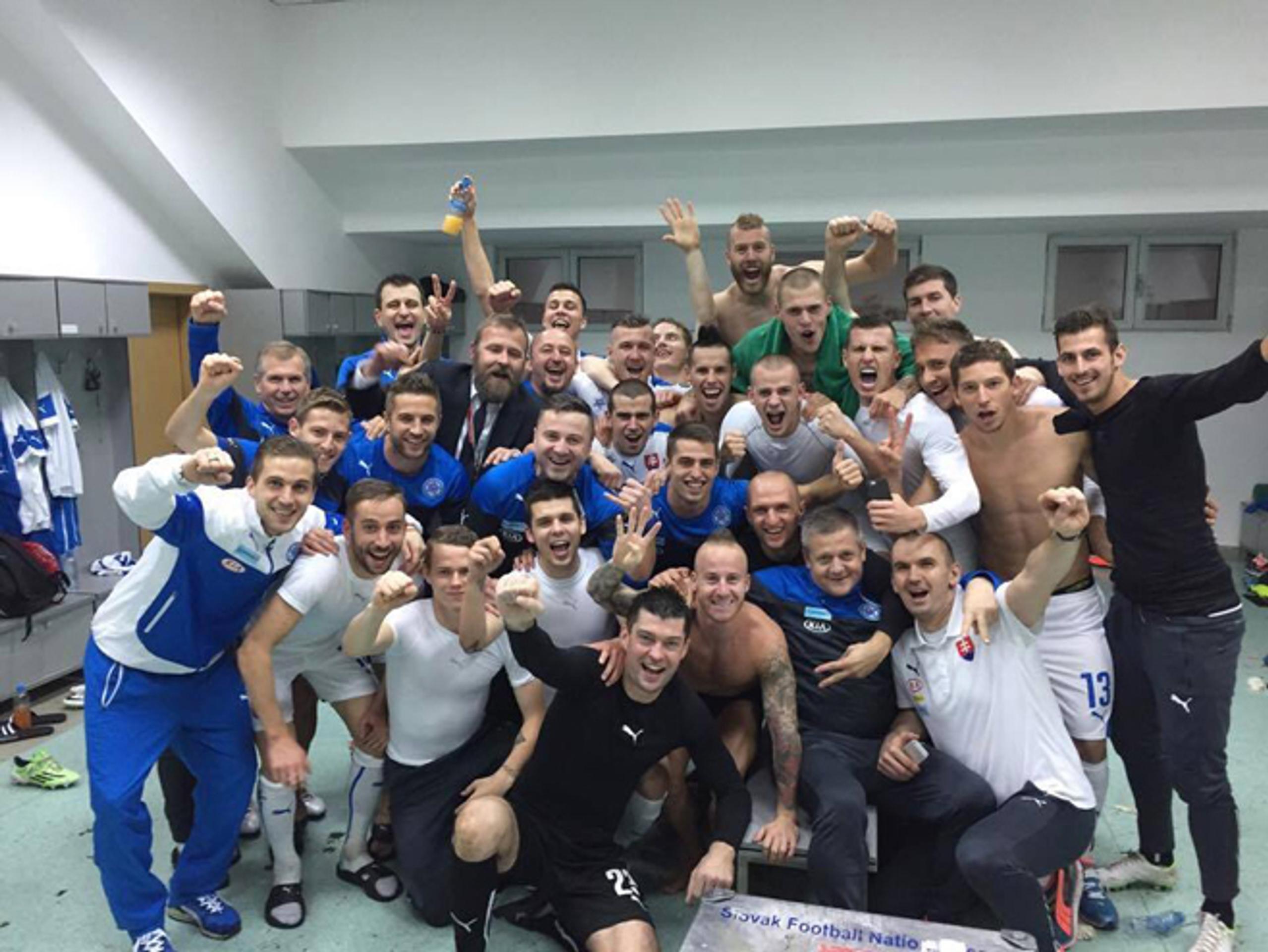 Fotografia zo šatne po výhre nad Macedónskom.