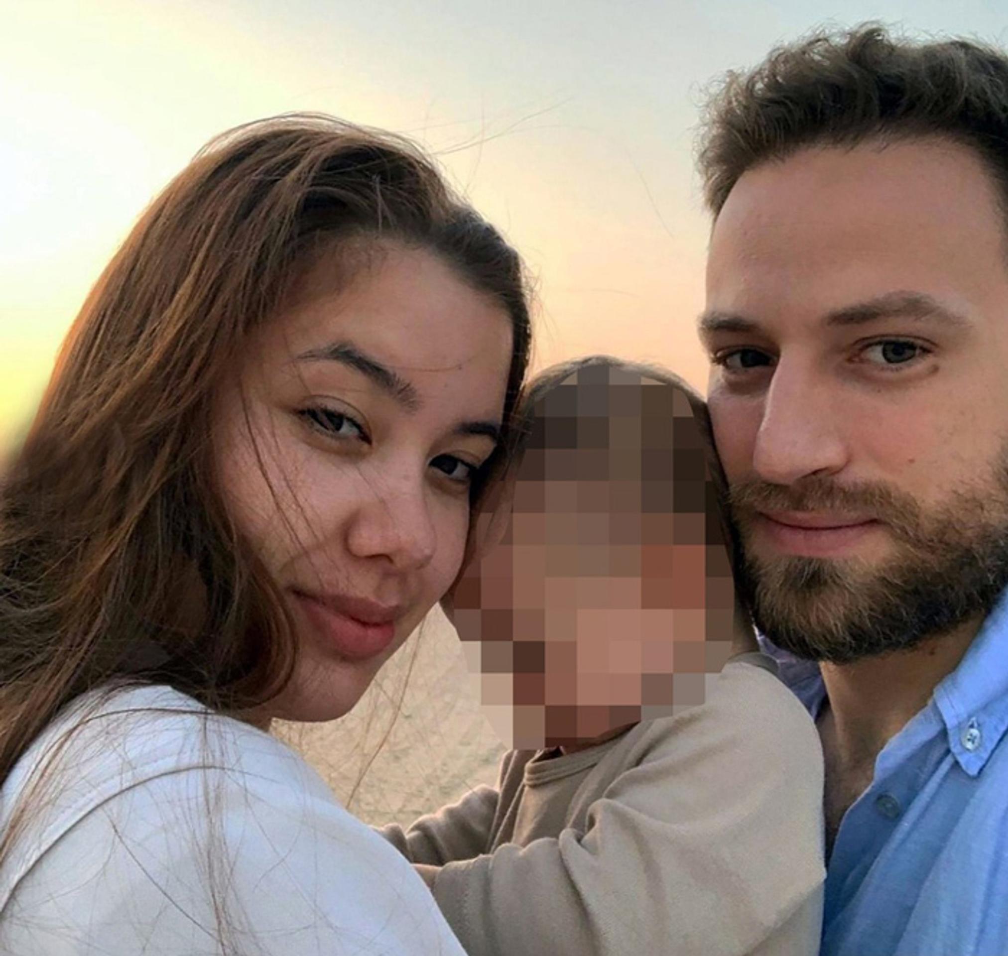 Na archívnej snímke Caroline Crouchová s manželom Charalambosom Anagnostopulos a dieťaťom..