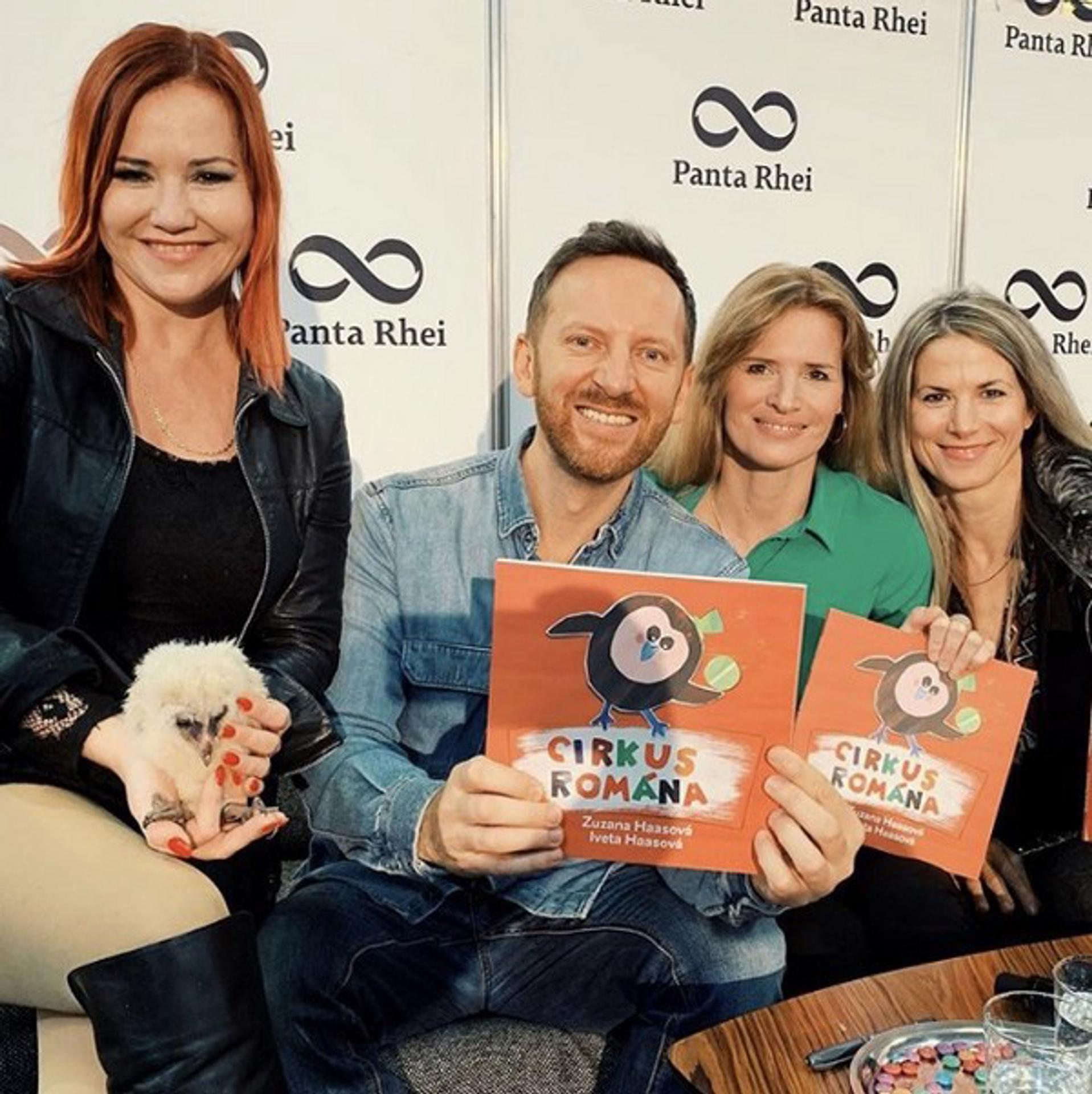 Knihu Cirkus Romána pokrstil Miro Jaroš, Zuzkina dcéra Romanka a dvojtýždňové mláďa sovičky plamienky driemavej.