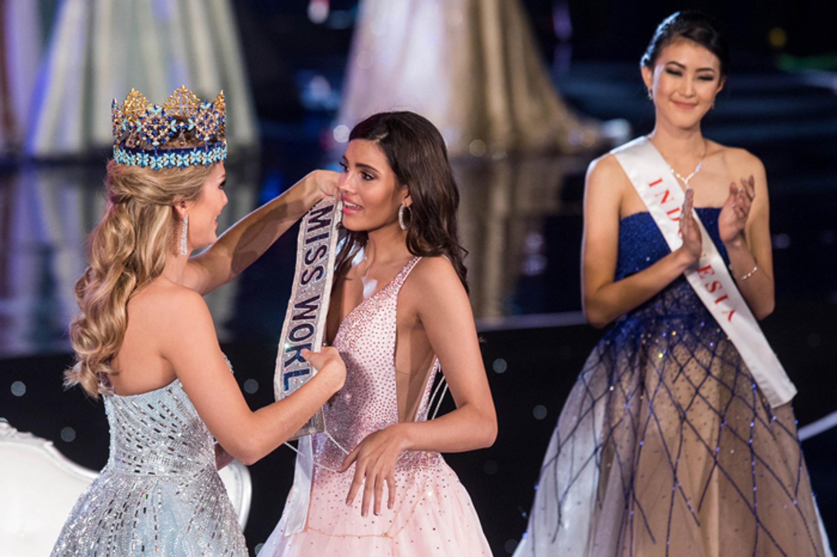 Miss World 2015 Mireia Lalaguna Roy odovzdáva víťaznú šerpu Miss World 2016.
