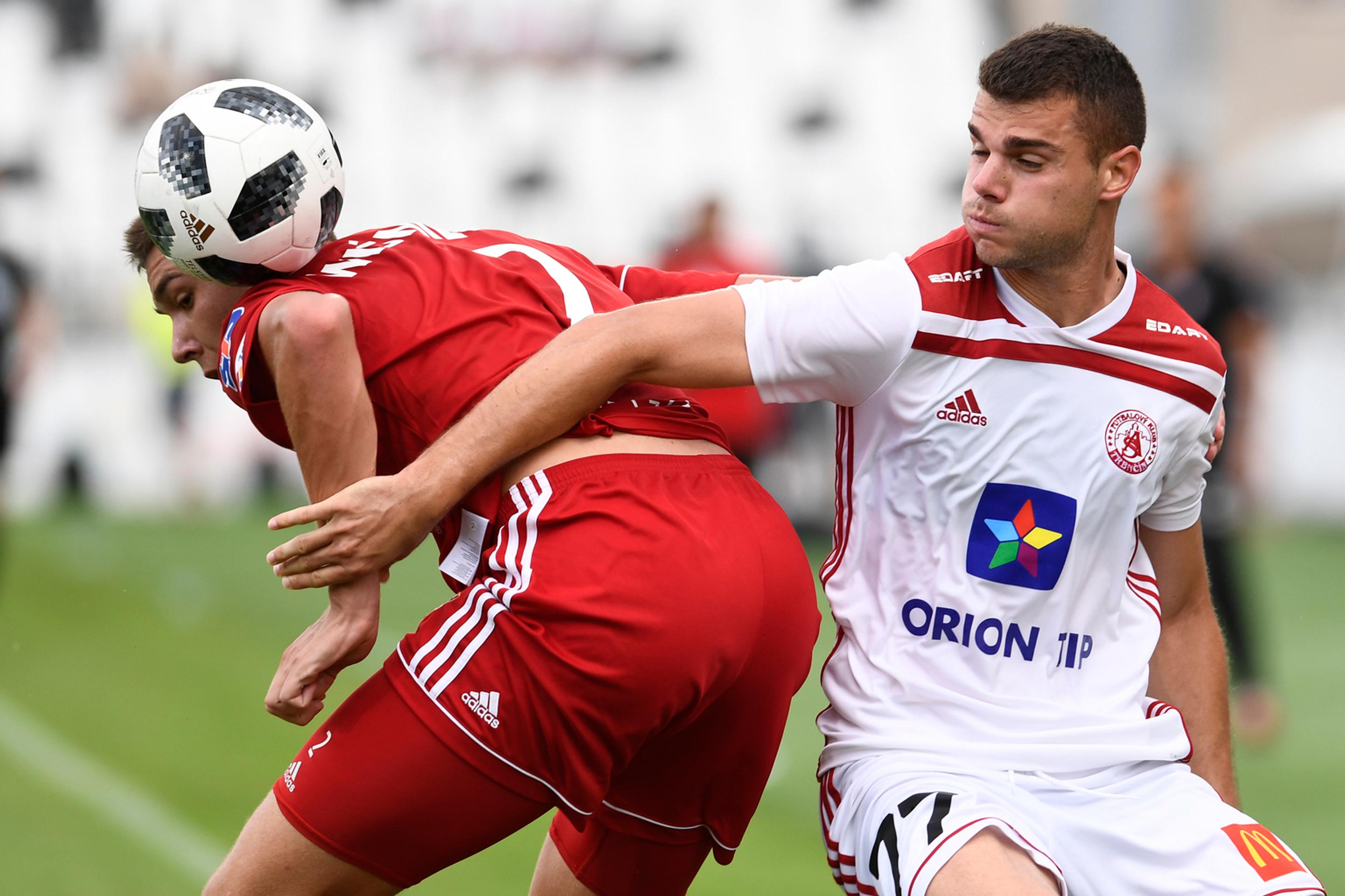 Zľava Przemyslaw Wisniewski zo Zabrze a Trenčan Antonio Mance v odvete 2. predkola EL.