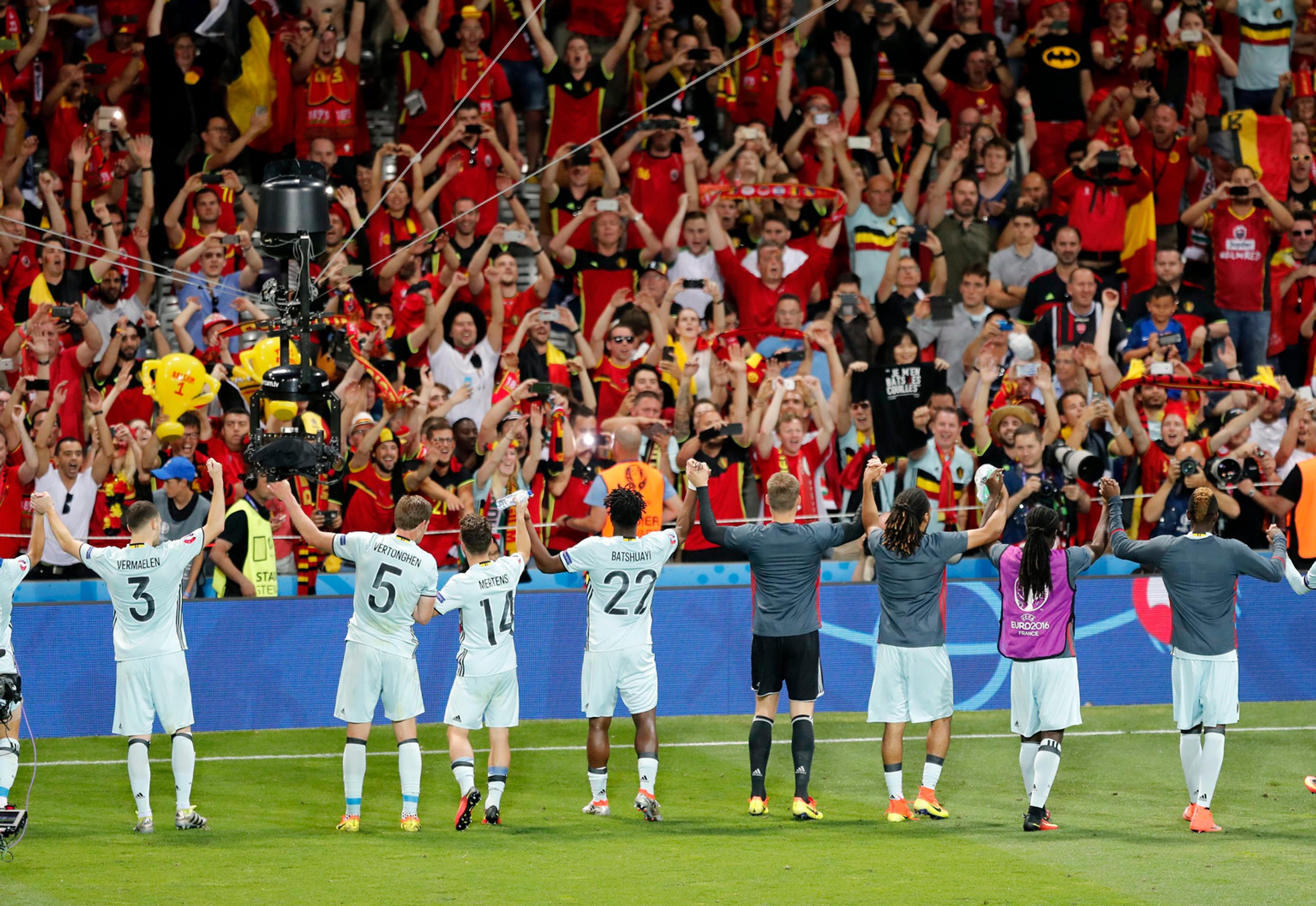 Ďakovačka belgických reprezentantov po víťaznom osemfinálovom dueli na ME proti Maďarom.