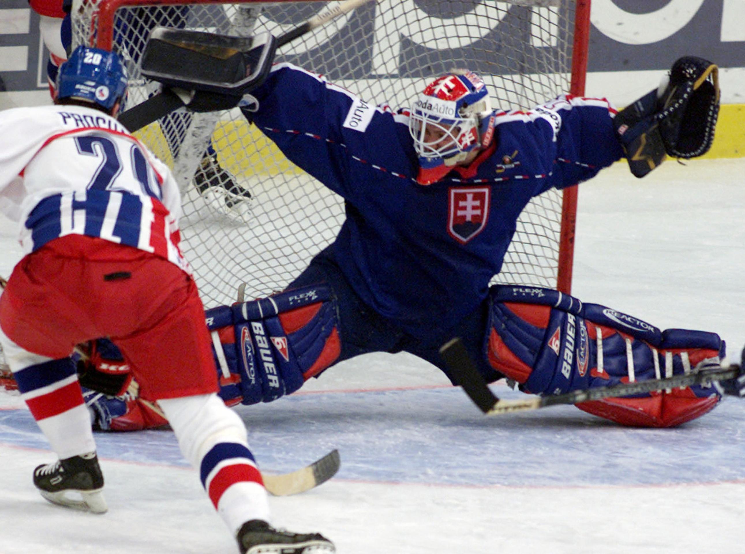 Sprava Martin Štrbák, Radoslav Suchý, Vlasto Plavucha a Zdeno Chára reagujú po finále MS 2000 proti Česku.