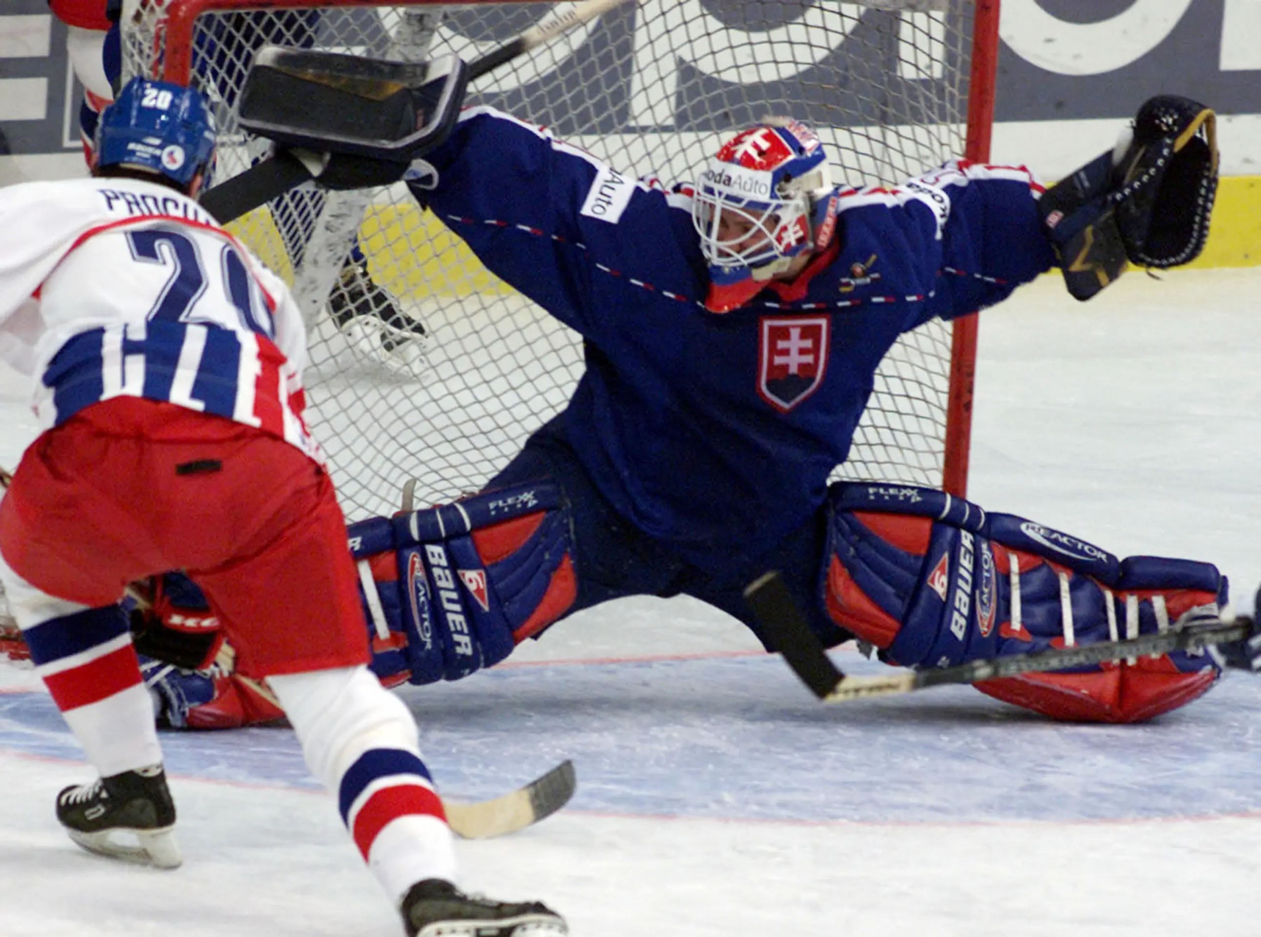 Sprava Martin Štrbák, Radoslav Suchý, Vlasto Plavucha a Zdeno Chára reagujú po finále MS 2000 proti Česku.