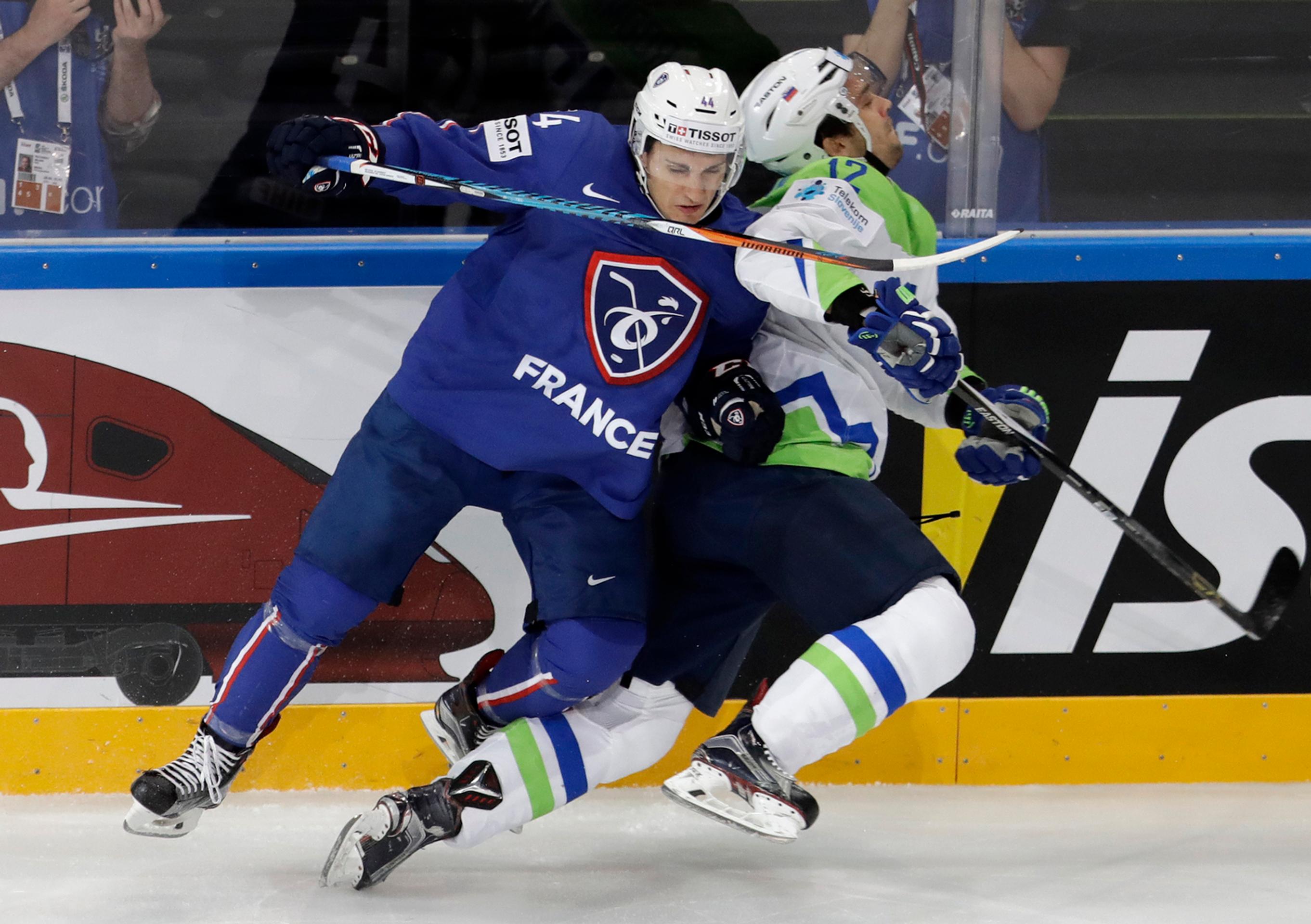 Olivier Dame-Malka (vľavo) z Francúzska nešetrne zastavuje Davida Rodmana zo Slovinska v zápase MS 2017.