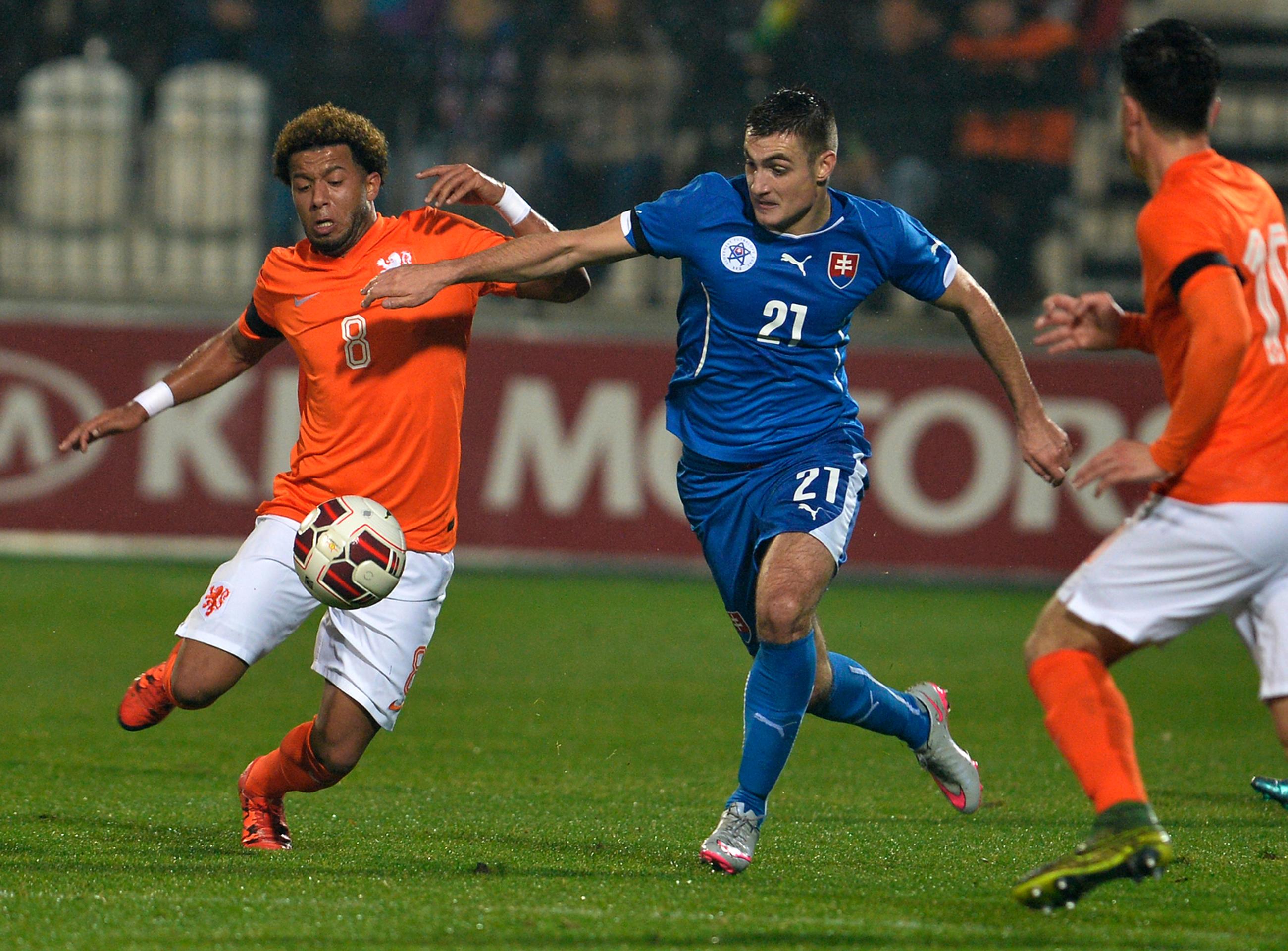 Na snímke Slovák Matúš Bero (uprostred) a dvojica Holanďanov Tonny Trindade (vľavo) a Thom Haye