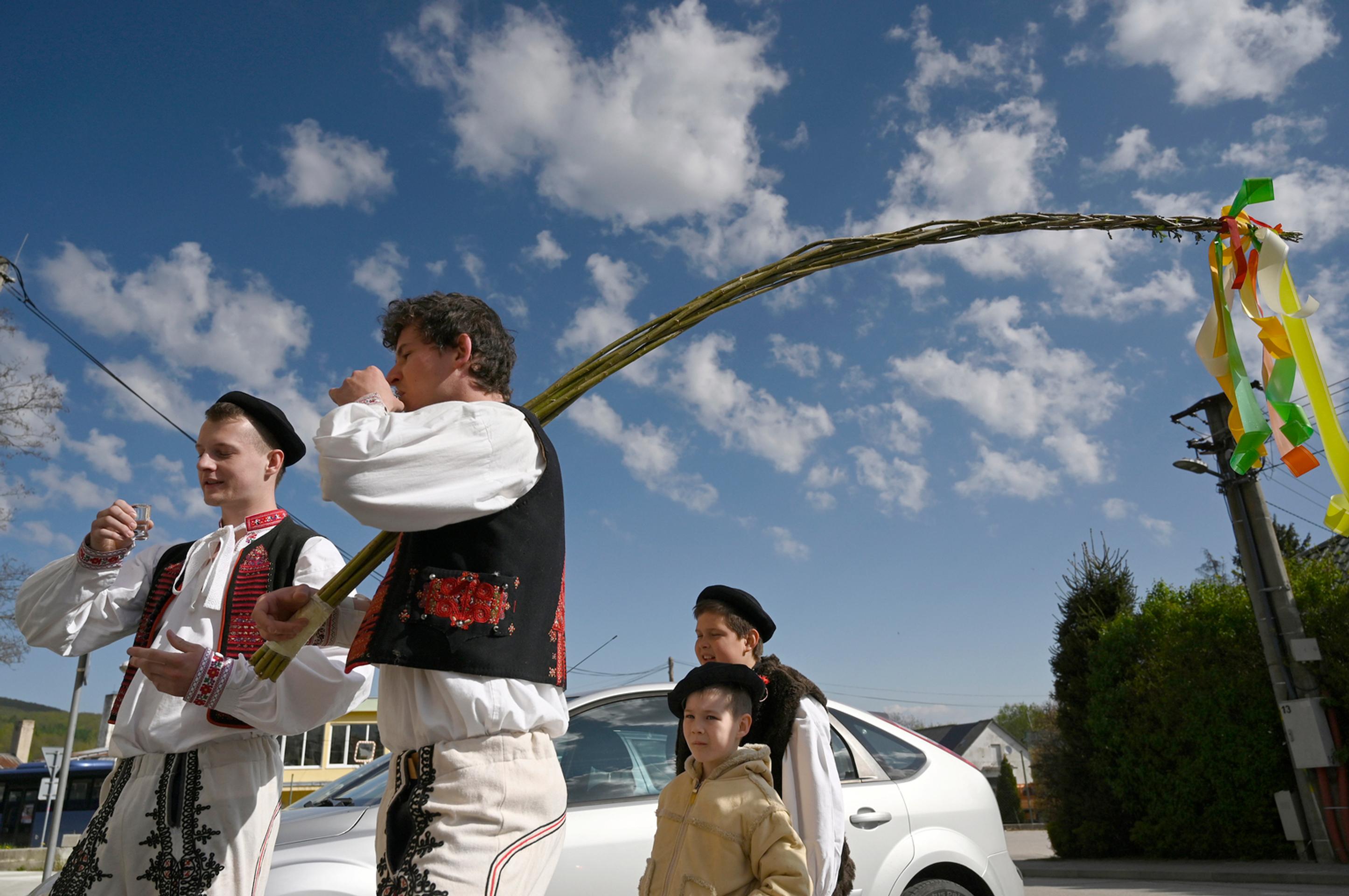 Mládenci z obce Selec neďaleko Trenčína počas oblievačky.