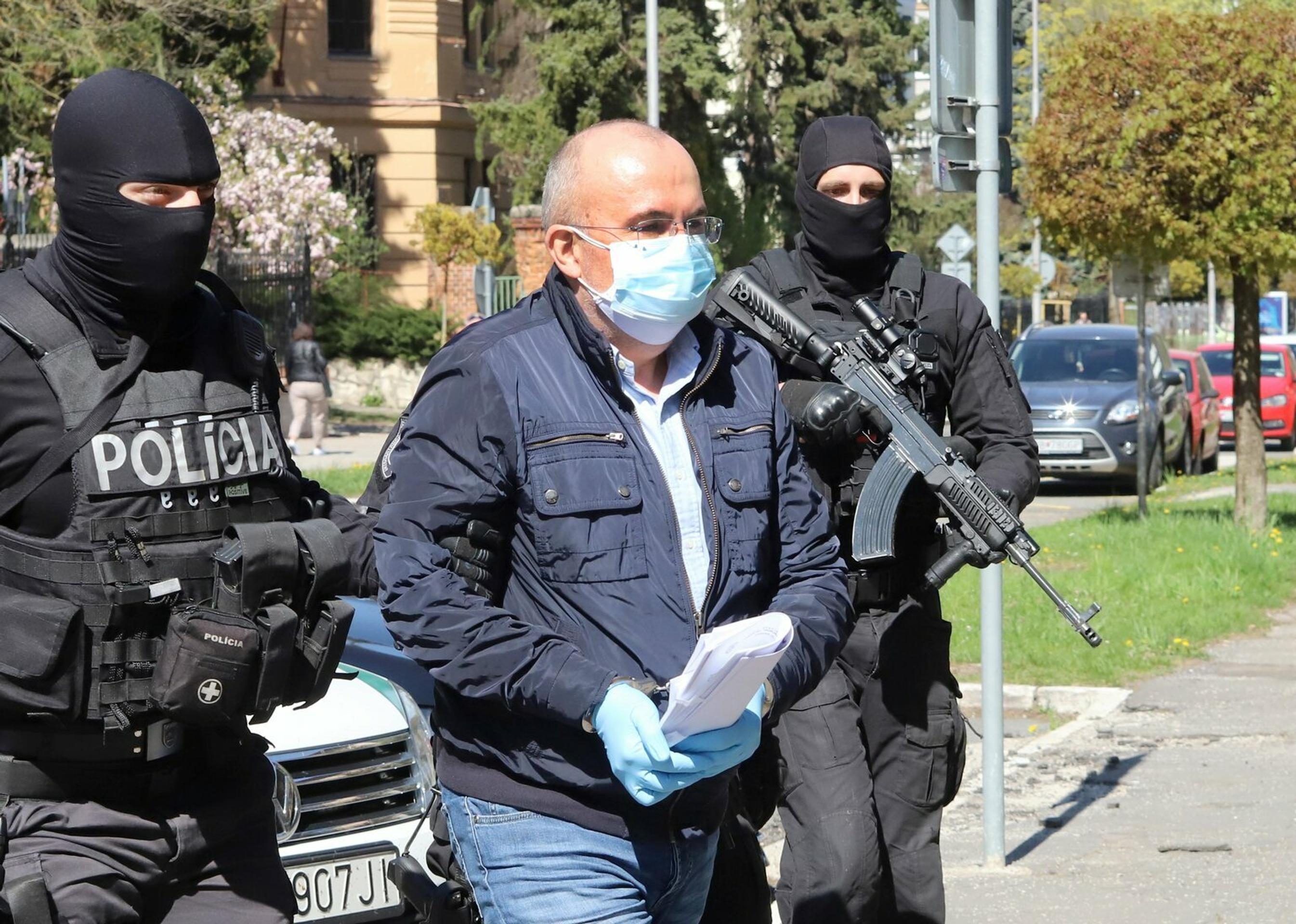 Muž prechádza cez prechod pre chodcov na prázdnej ulici v Teheráne.