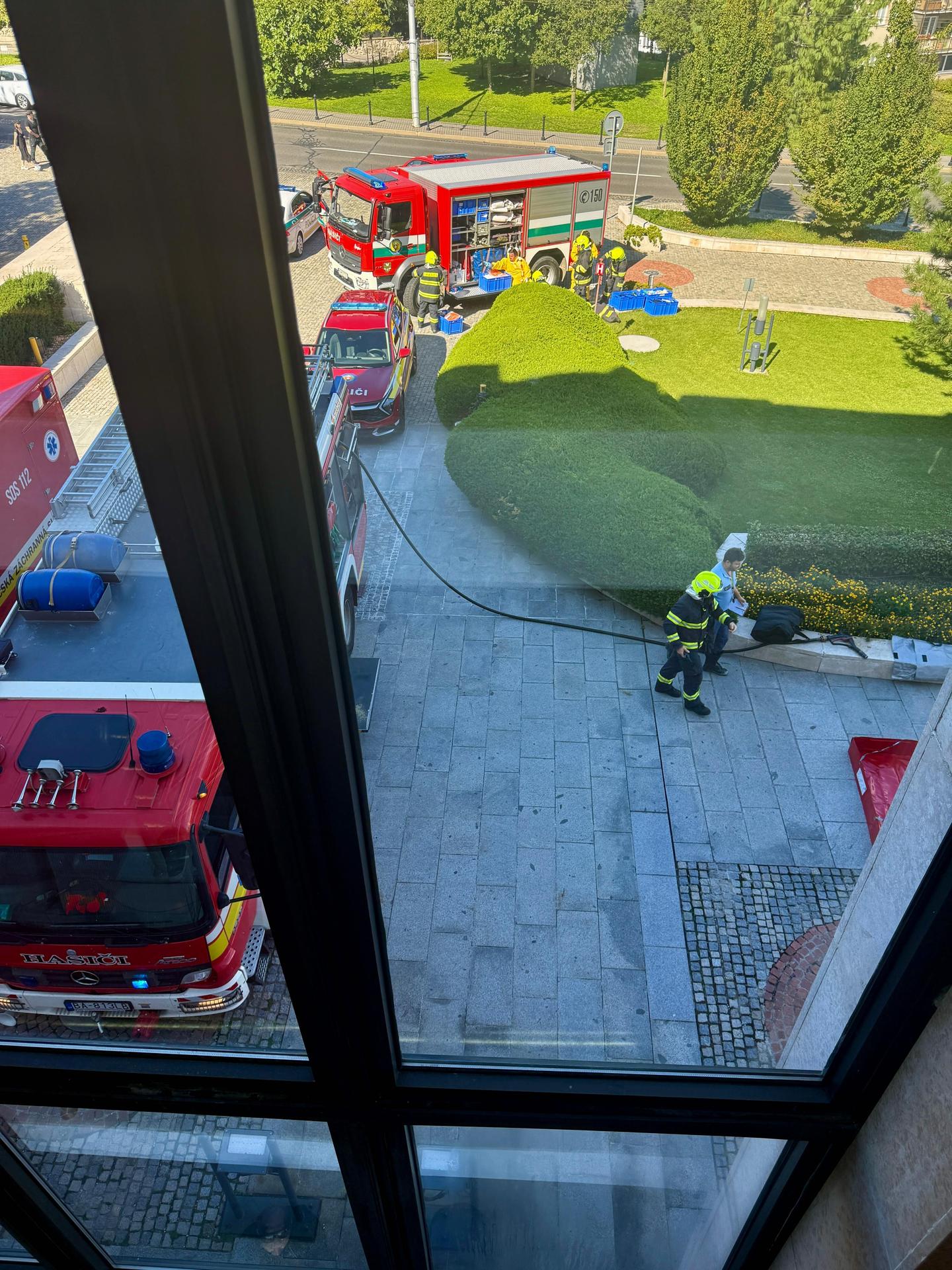 V budove NR SR zasahujú hasiči