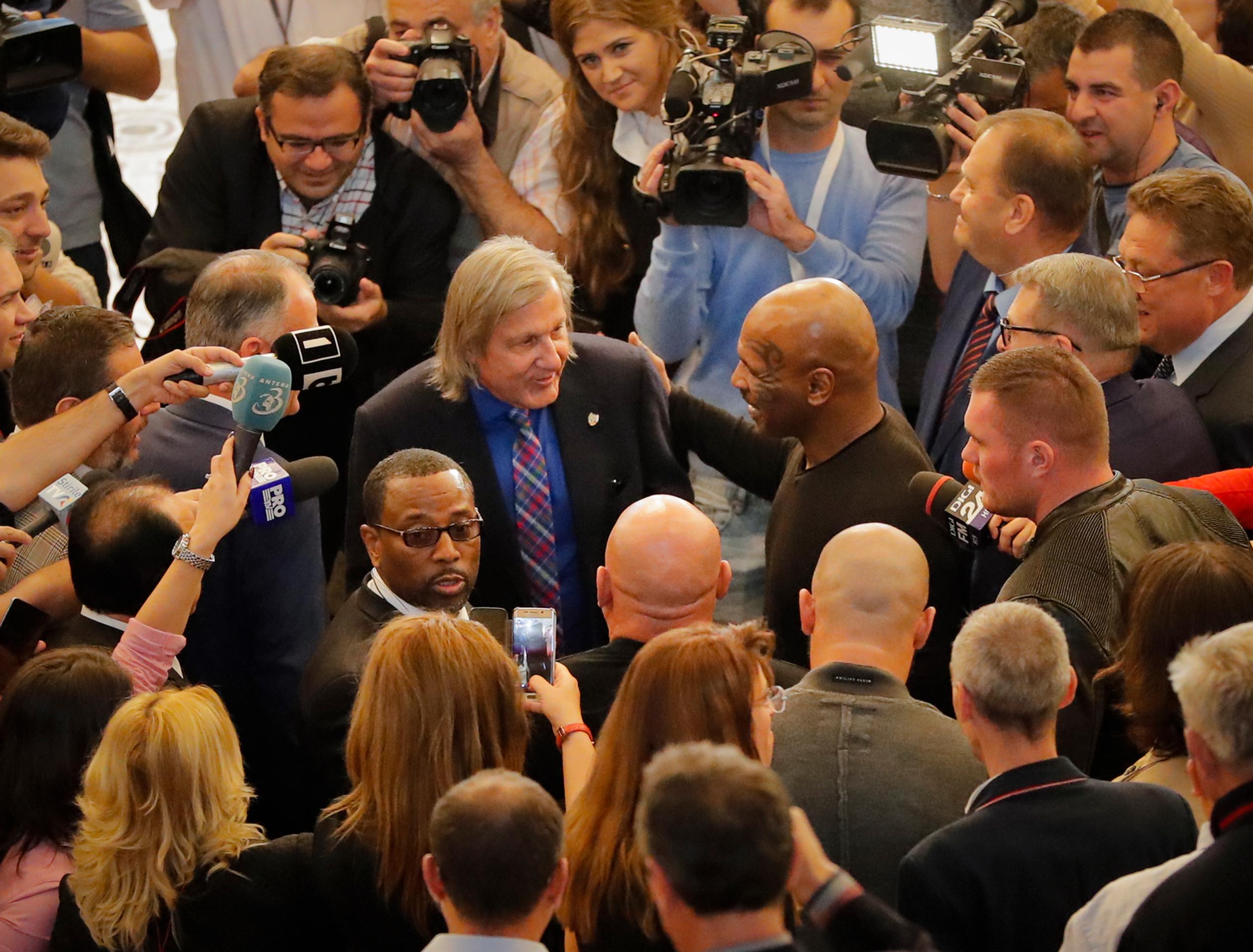 Na snímke uprostred vpravo bývalý americký pästiarsky šampión v ťažkej váhe Mike Tyson a vľavo bývalý rumunský tenista a súčasný