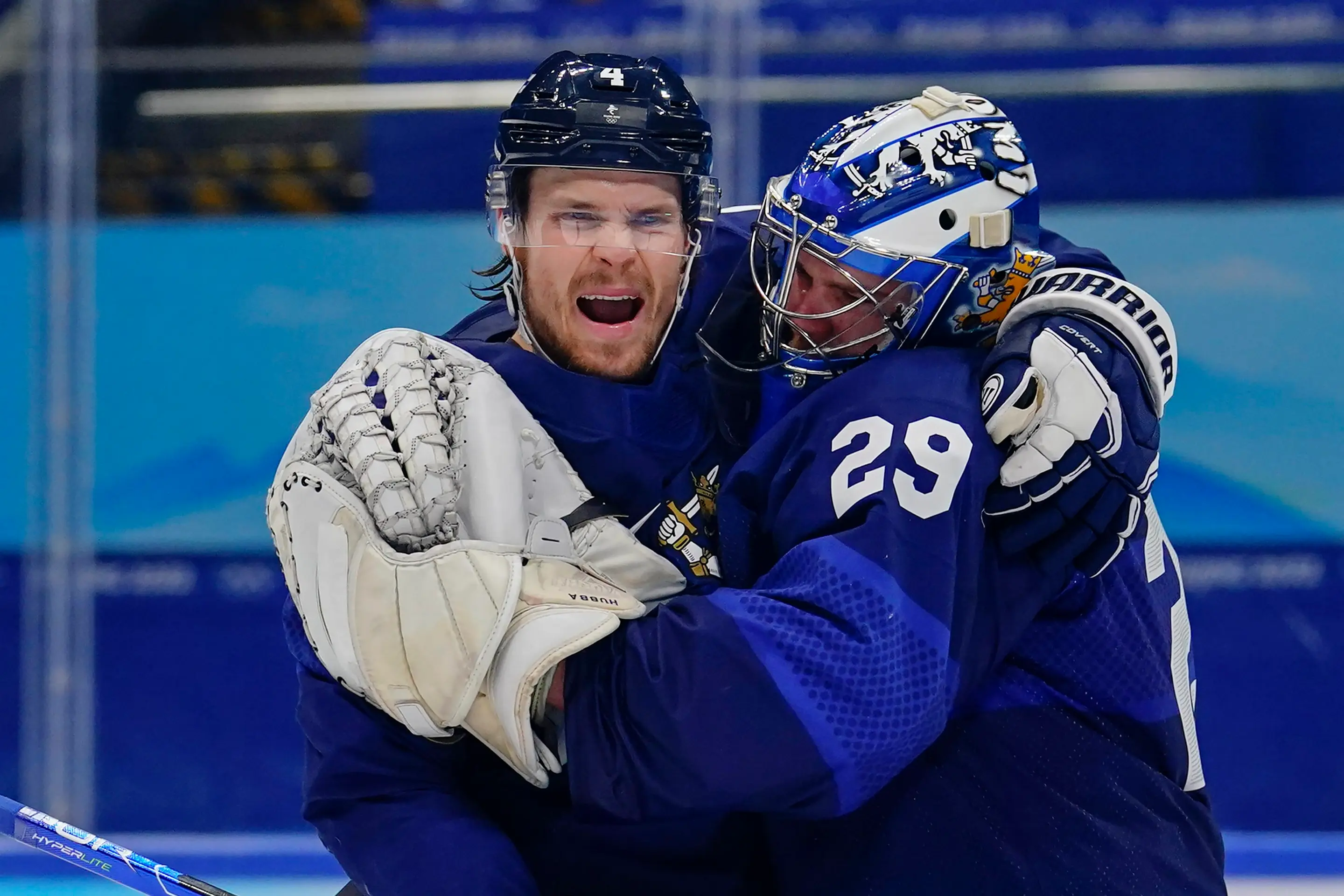 Zľava Fíni Mikko Lehtonen a Harri Säteri oslavujú výhru nad Slovenskom v semifinále ZOH 2022.