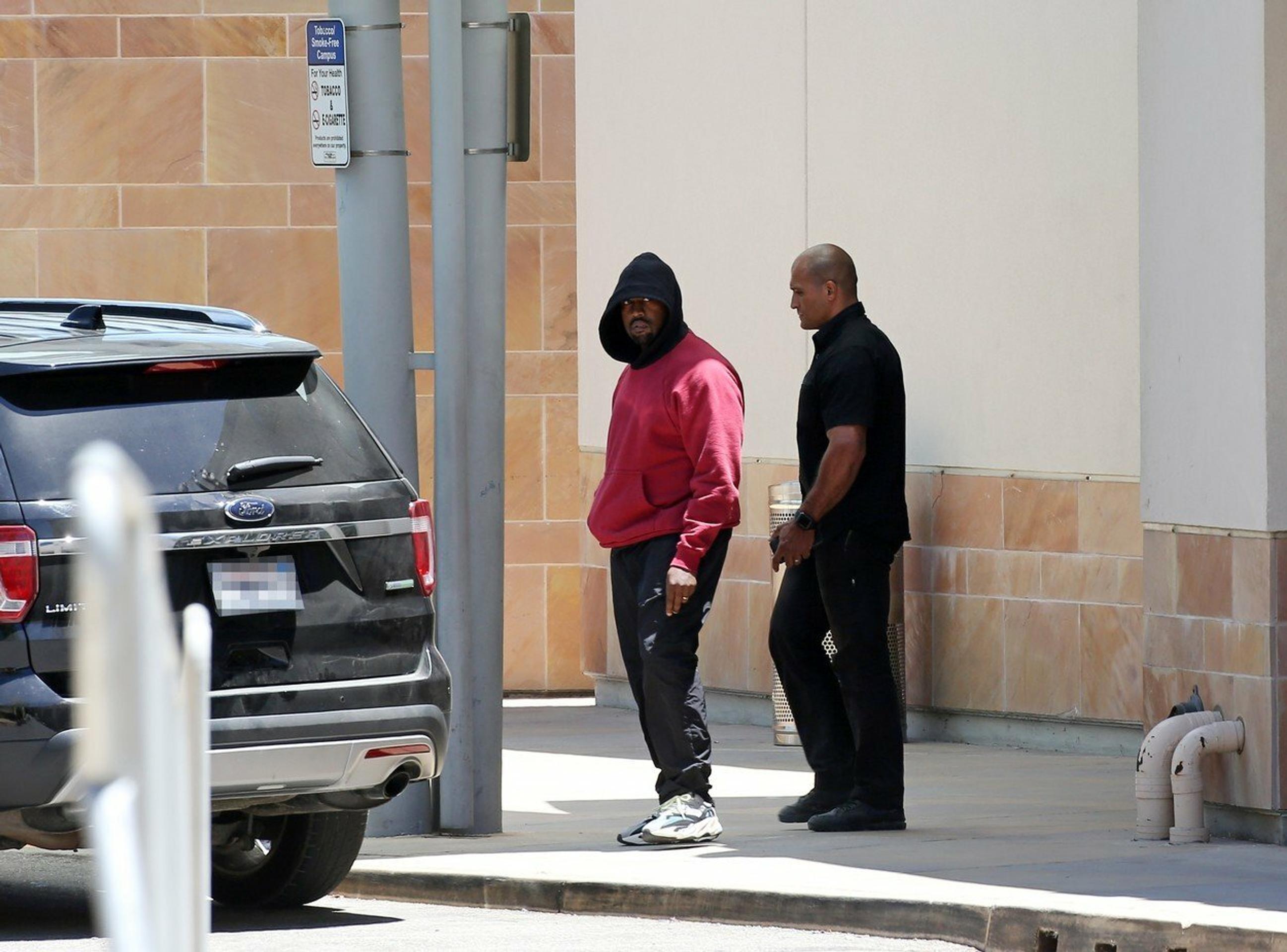 Kim Kardashian a Kanye West na odchode z nemocnice. 