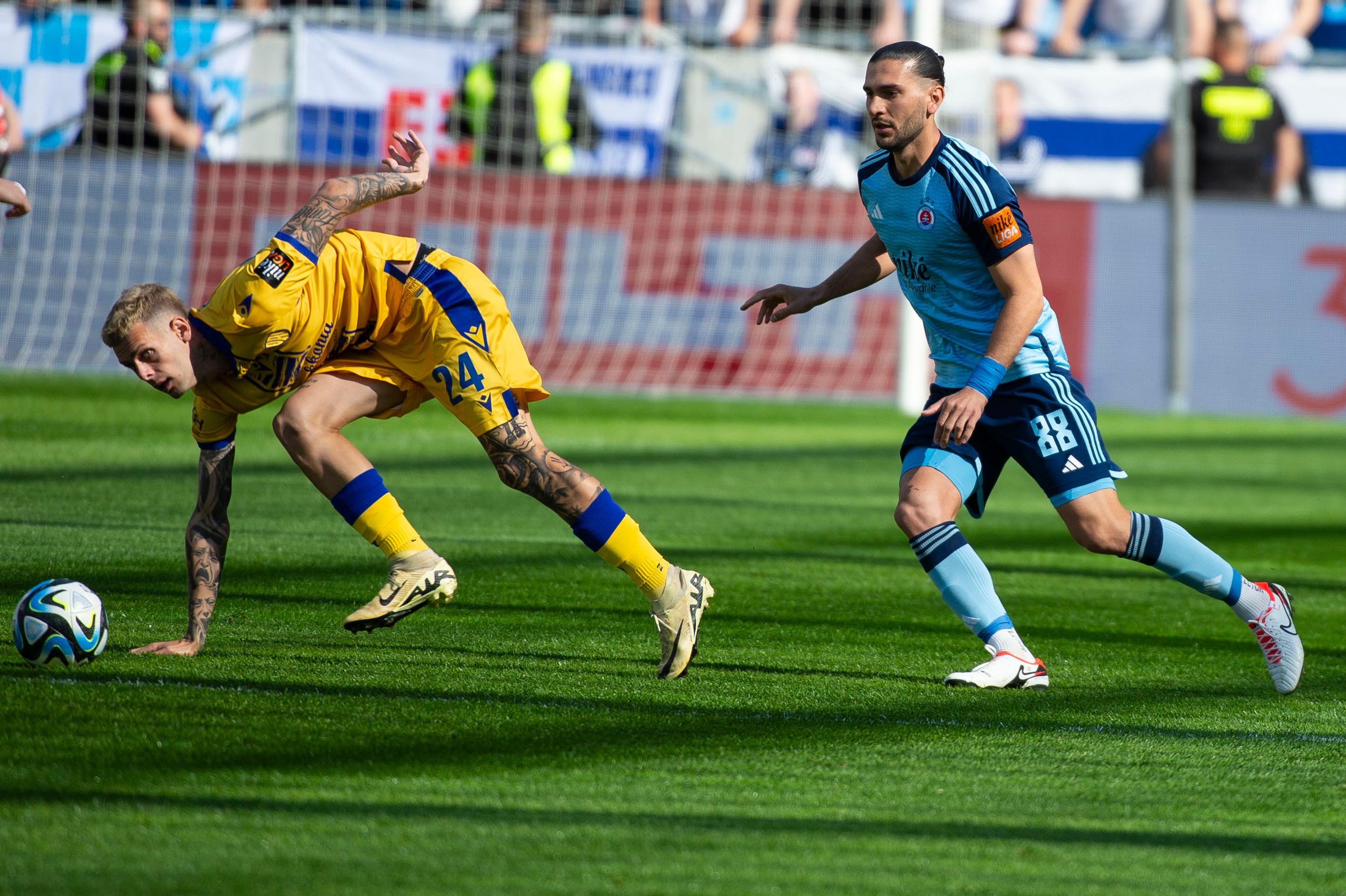 Na snímke zľava Christián Herc (DAC) a Kyriakos Savvidis (Slovan) počas zápasu.