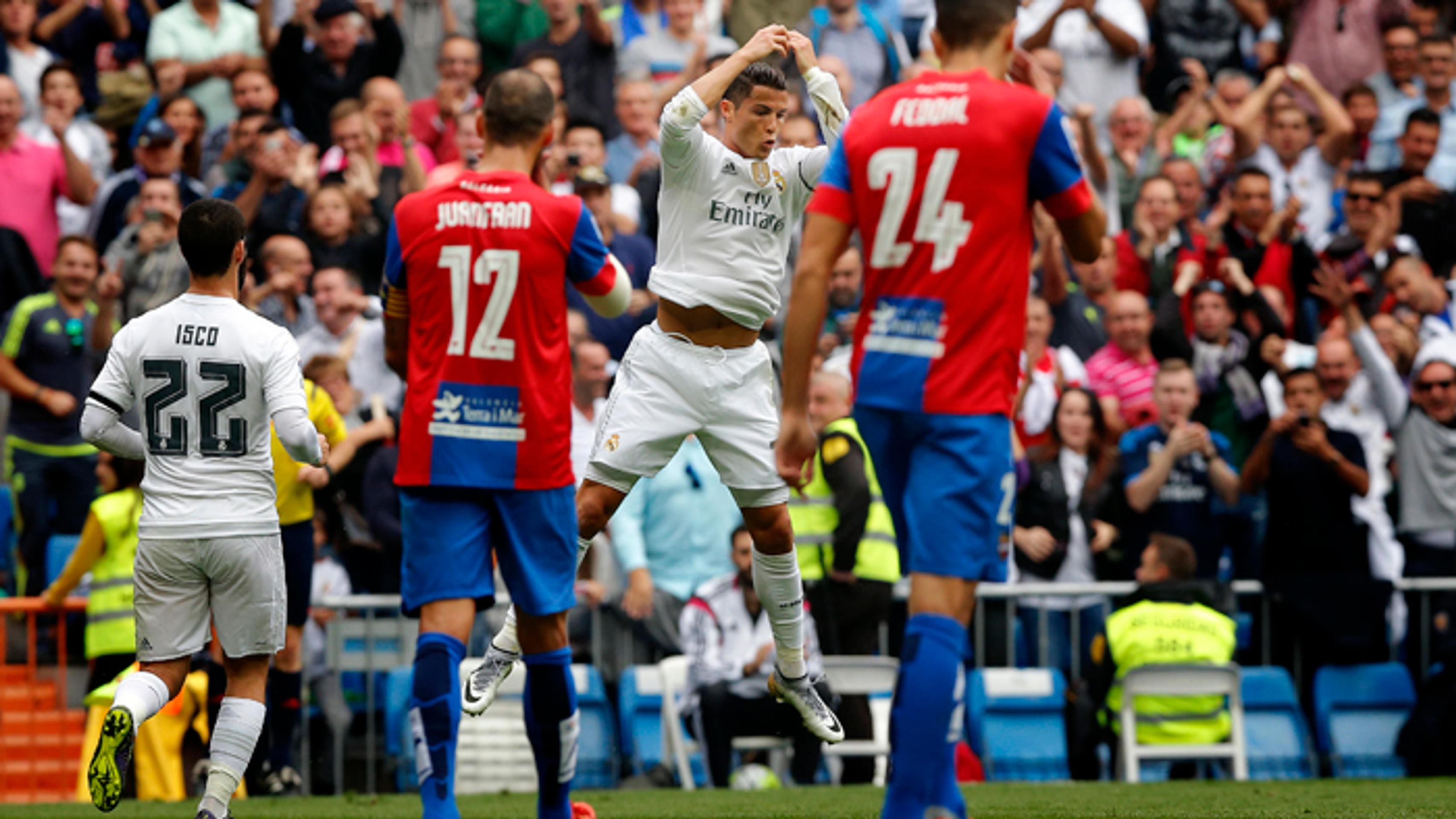 Radostný výskok Cristiana Ronalda (Real Madrid)po strelení gólu proti Levante.