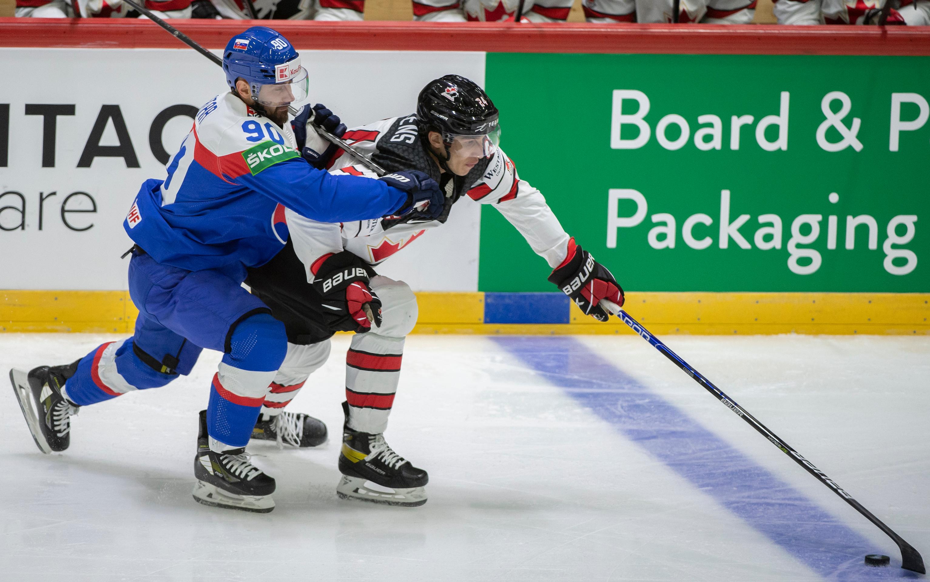 Zľava kapitán Tomáš Tatar a Dylan Cozens (Kanada) v zápase na MS 2022.