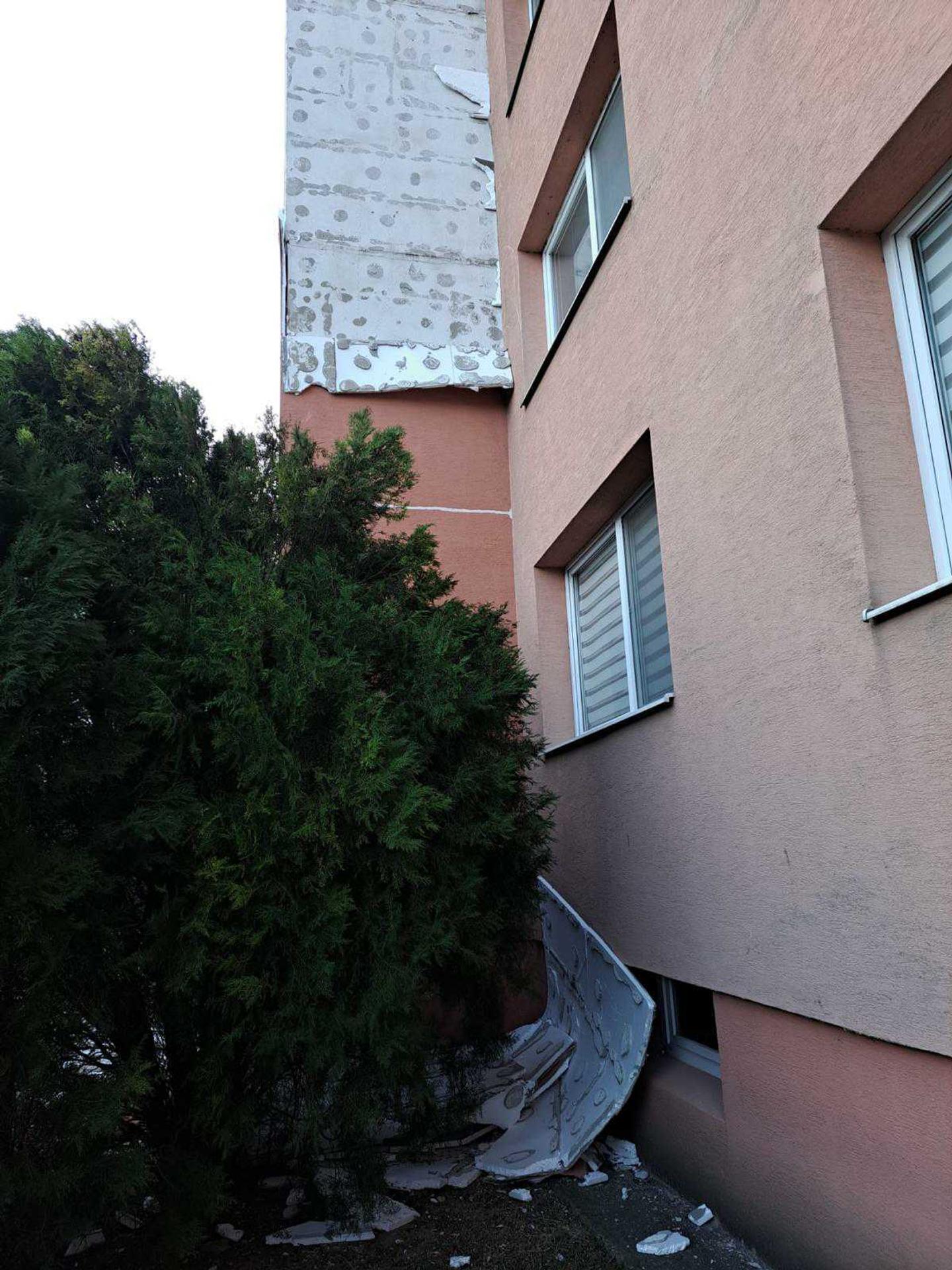 Silný vietor v Trnave strhol kusy zateplenia