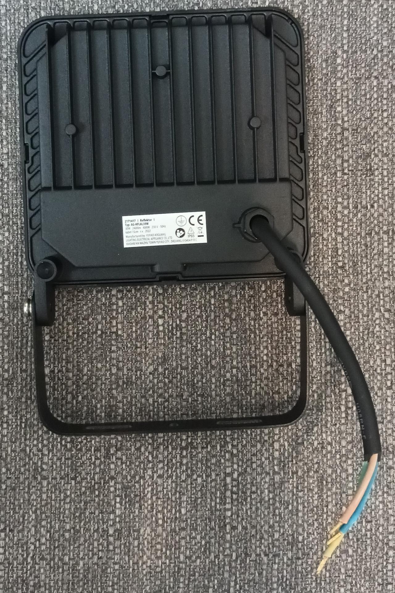 Nebezpečný LED reflektor.