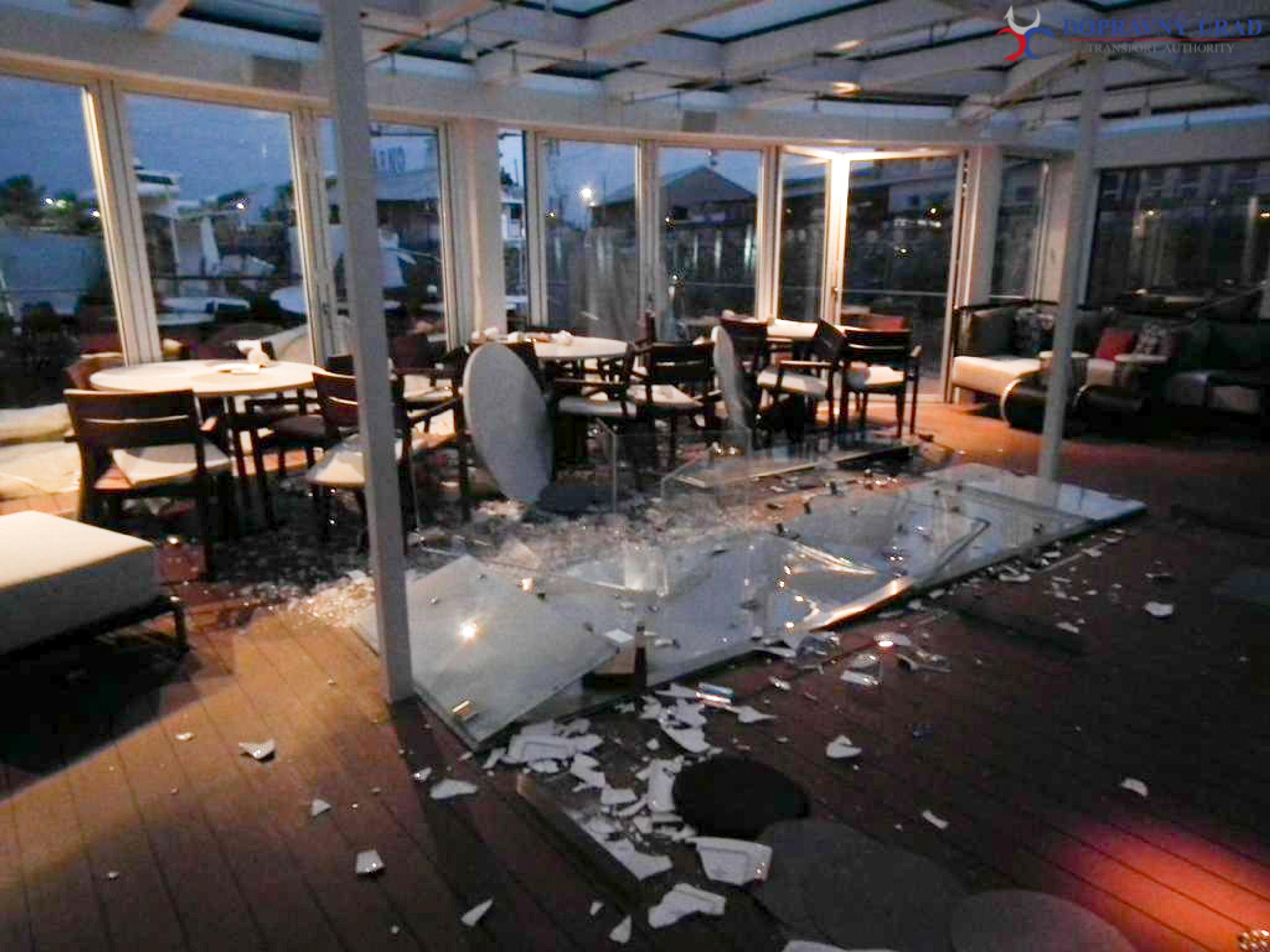 Havarovaná loď na Dunaji.