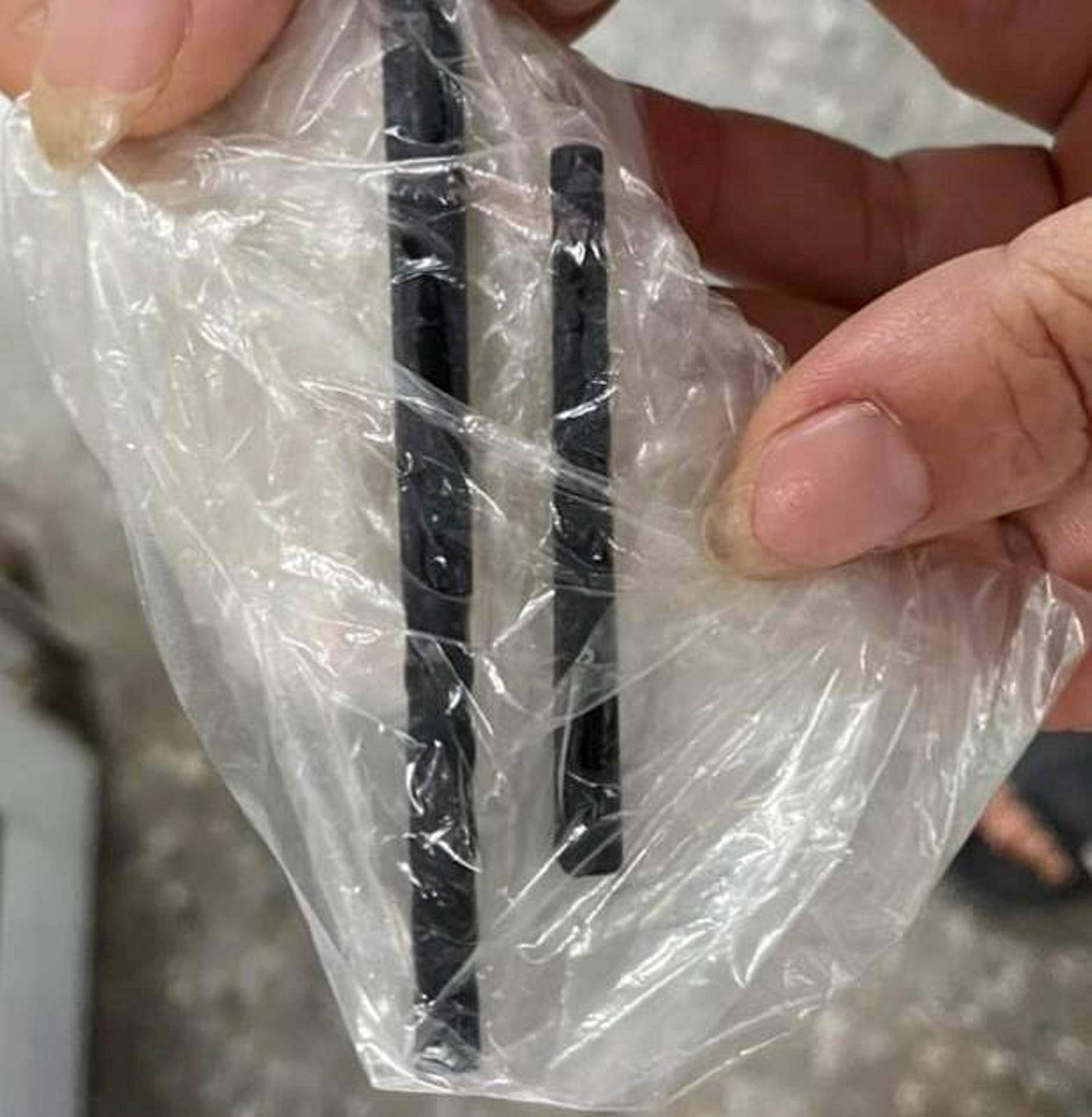 Jedálne paličky, ktoré vybrali z lebky.