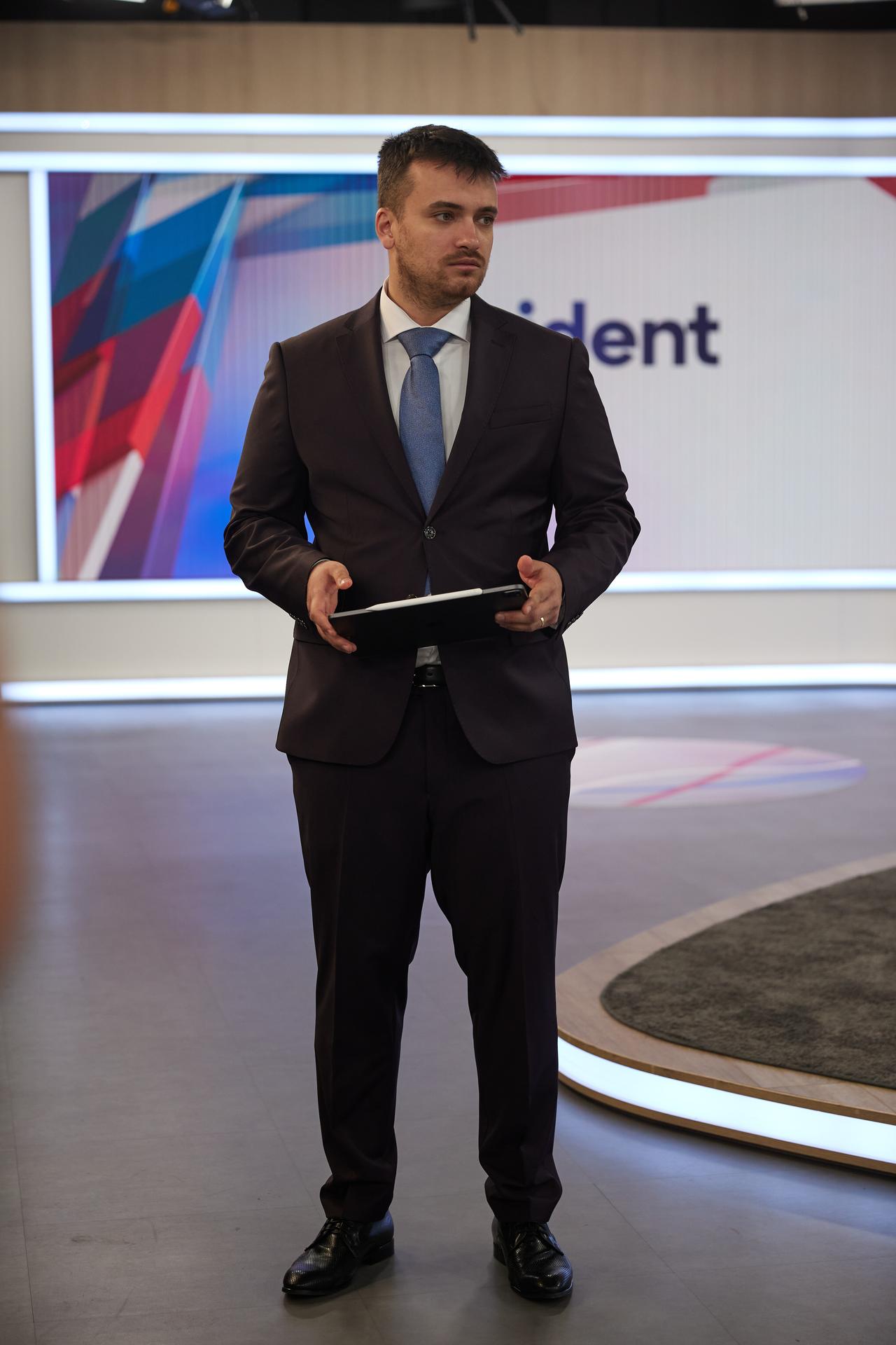 Prípravy na volebnú noc s Adelom Ghannamom.